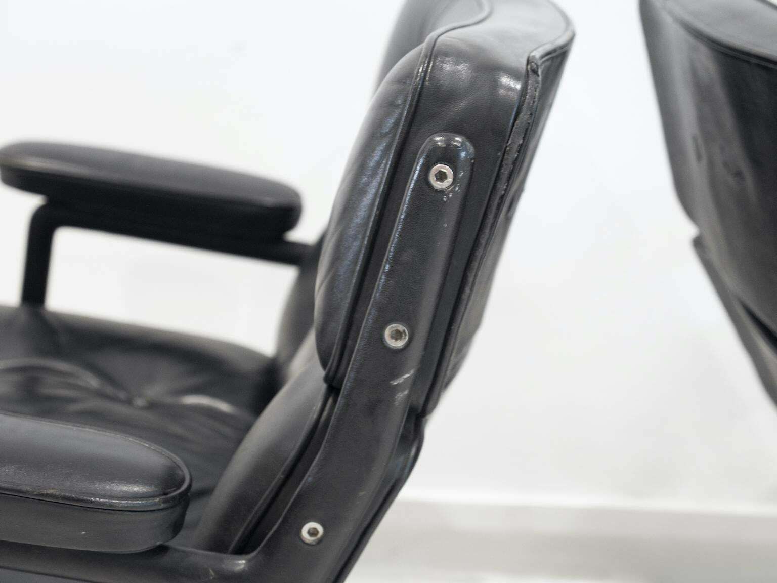 photo vintage Pair Of Black Leather Executive Chairs By Charles And Ray Eames