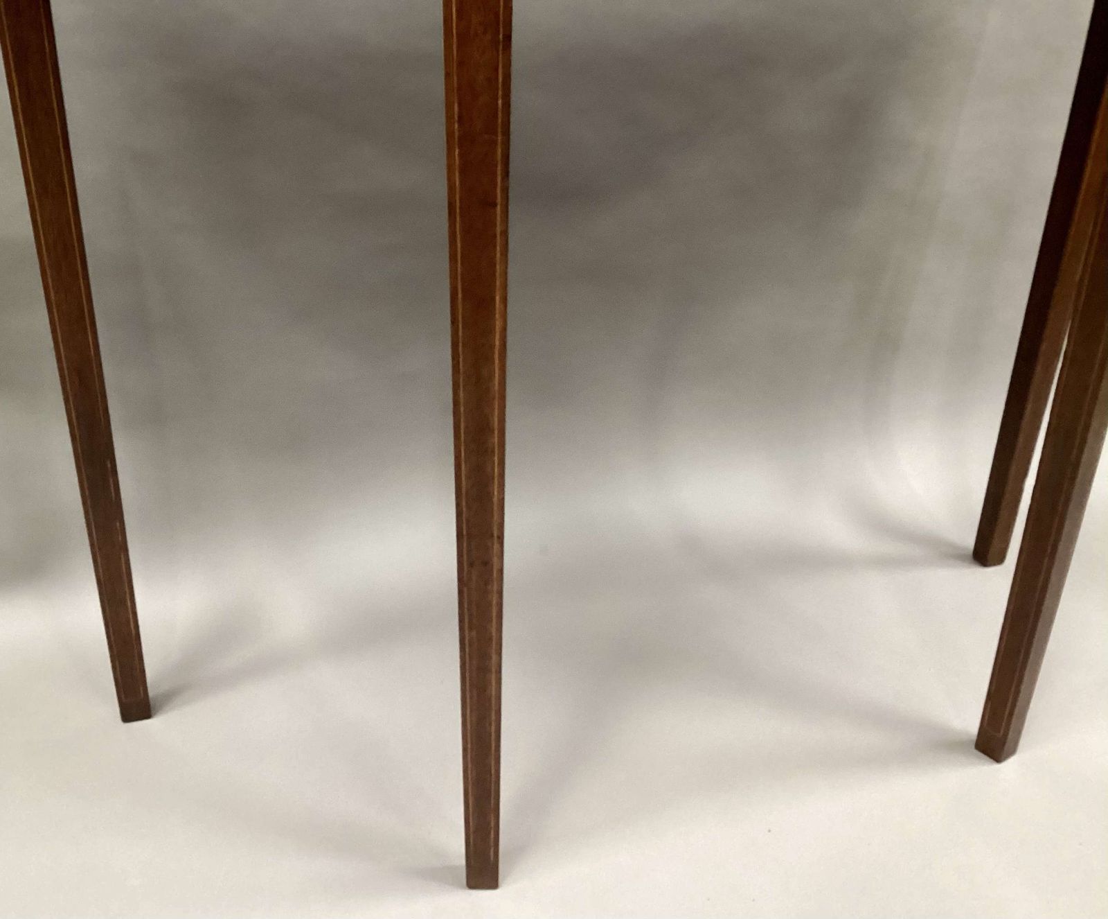 photo vintage A Fine George III Mahogany Hepplewhite Side Table / Console Table