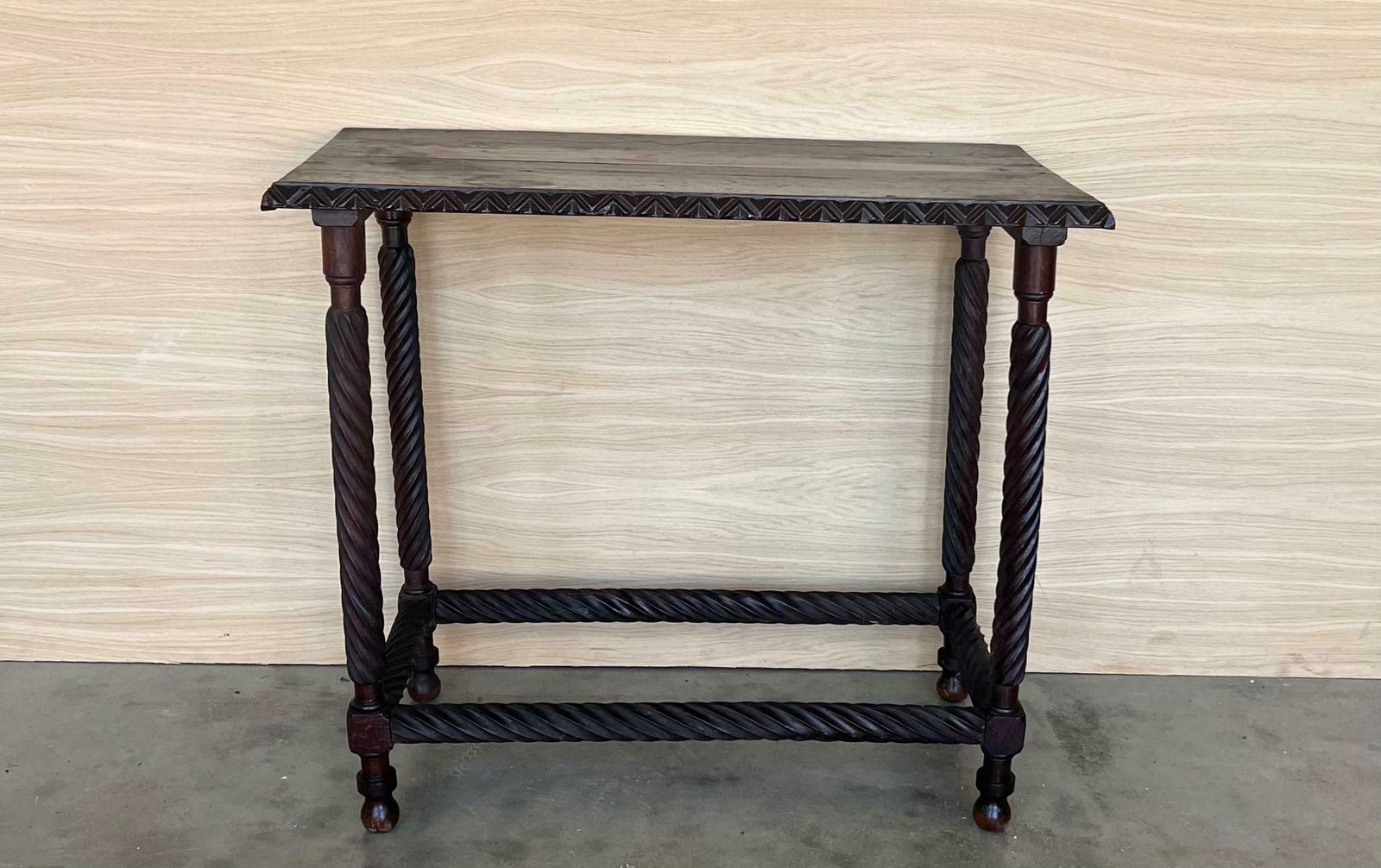 Table d'appoint espagnole du XIXe siècle, pieds tournés sculptés et bords sculptés photo furniture