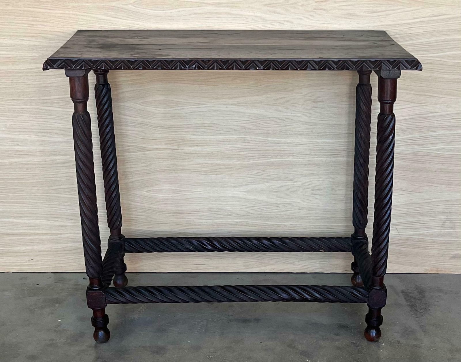 Table d'appoint espagnole du XIXe siècle, pieds tournés sculptés et bords sculptés photo Mobilier