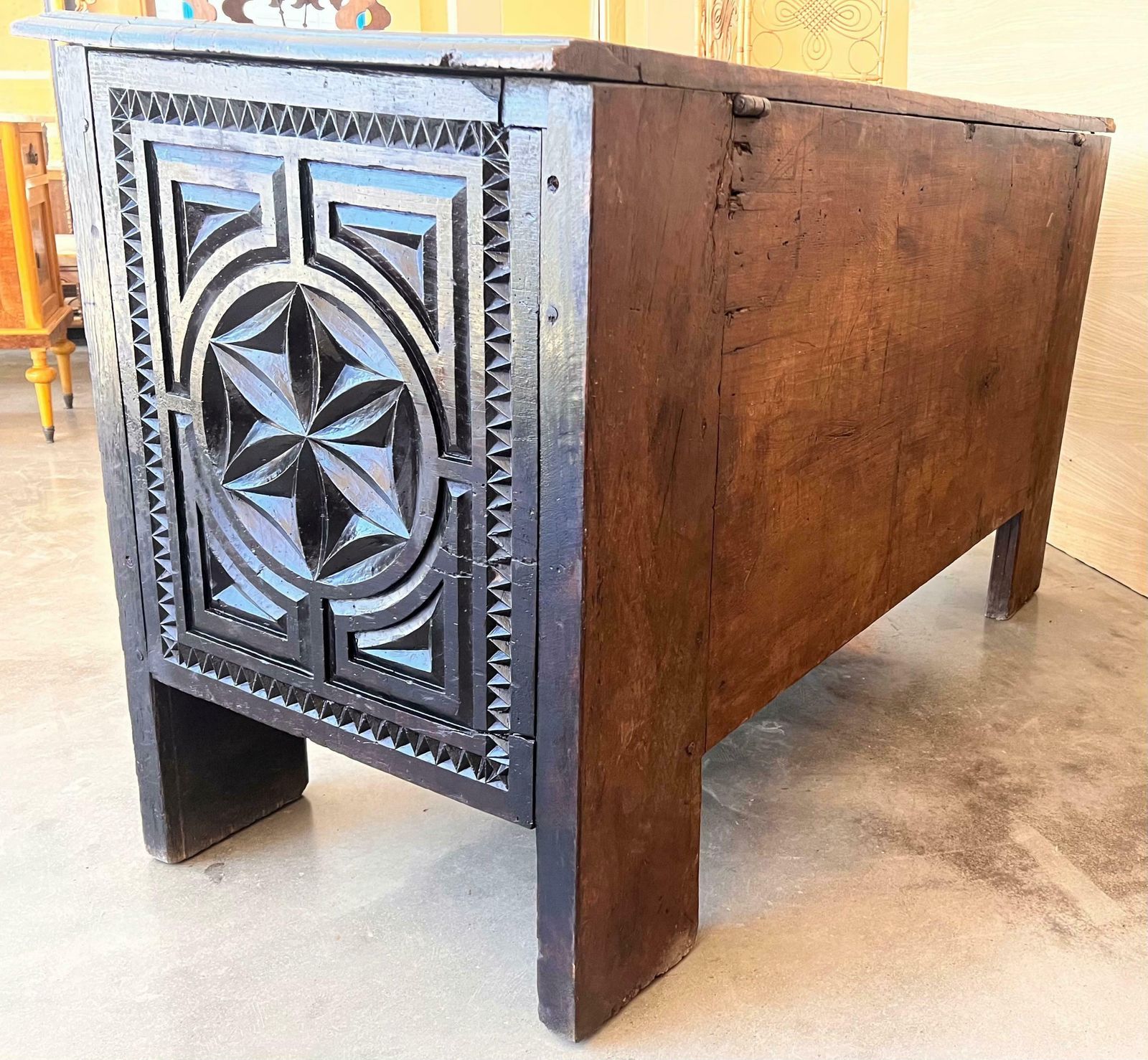 photo furniture Table à manger tréteau espagnole en pin, pieds en lyre, XXe siècle
