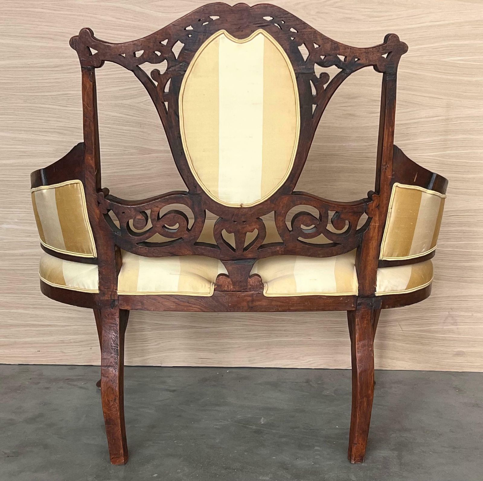 photo furniture Paire de grands fauteuils Art Nouveau en noyer