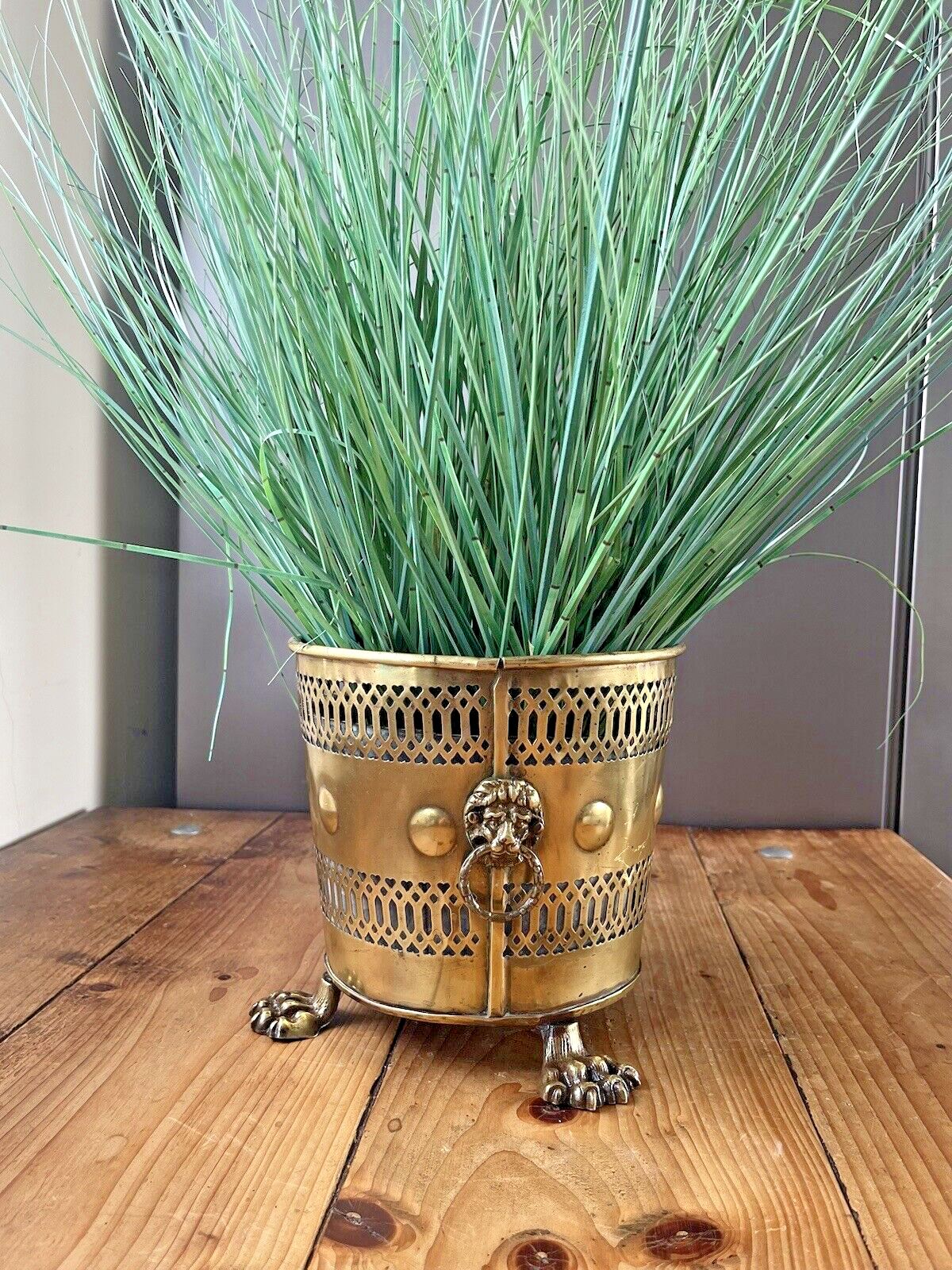 Quality Antique Brass Lions Head & Paw Planter Jardiniere / Champagne Ice Bucket