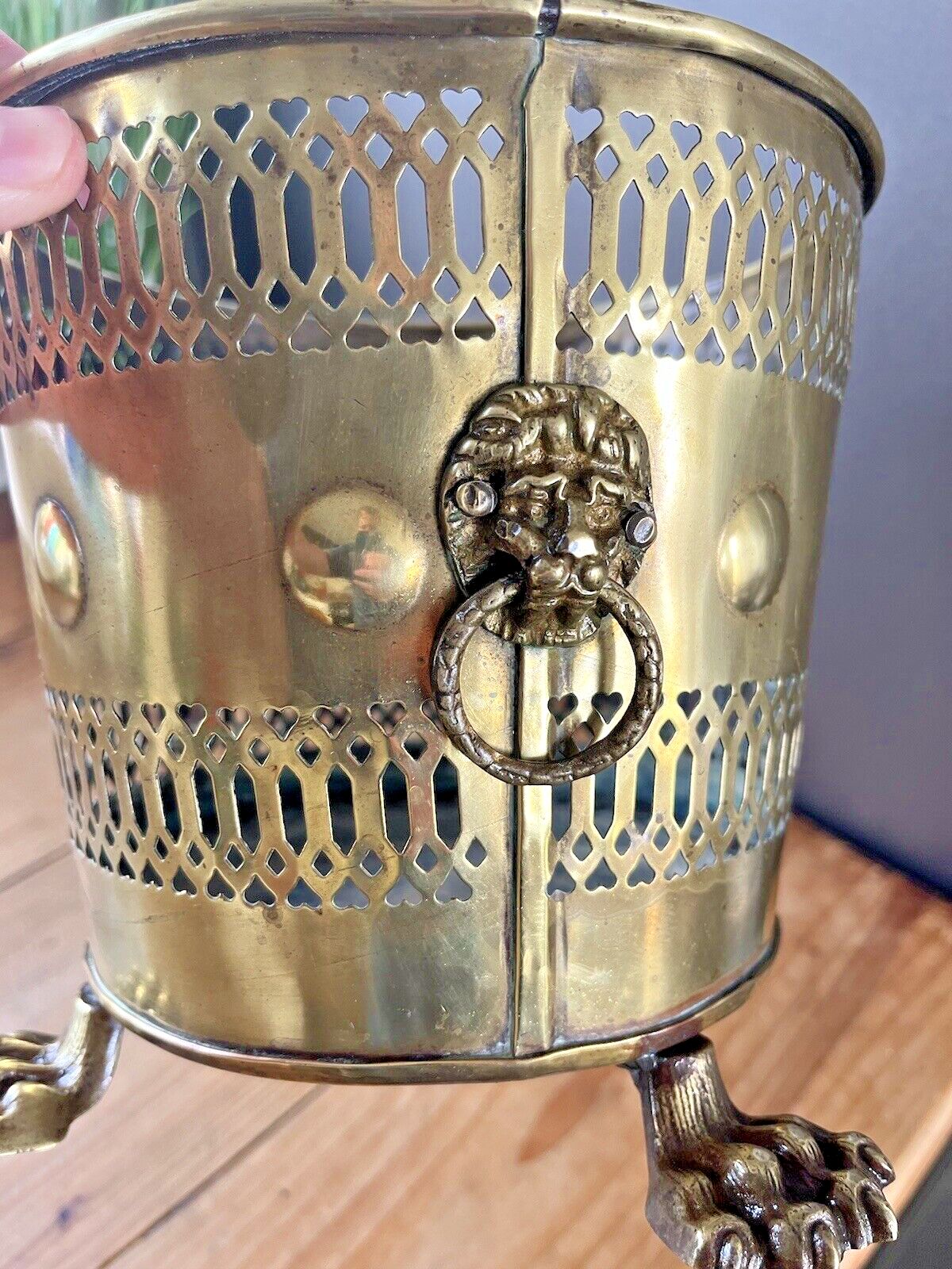 photo vintage Quality Antique Brass Lions Head & Paw Planter Jardiniere / Champagne Ice Bucket