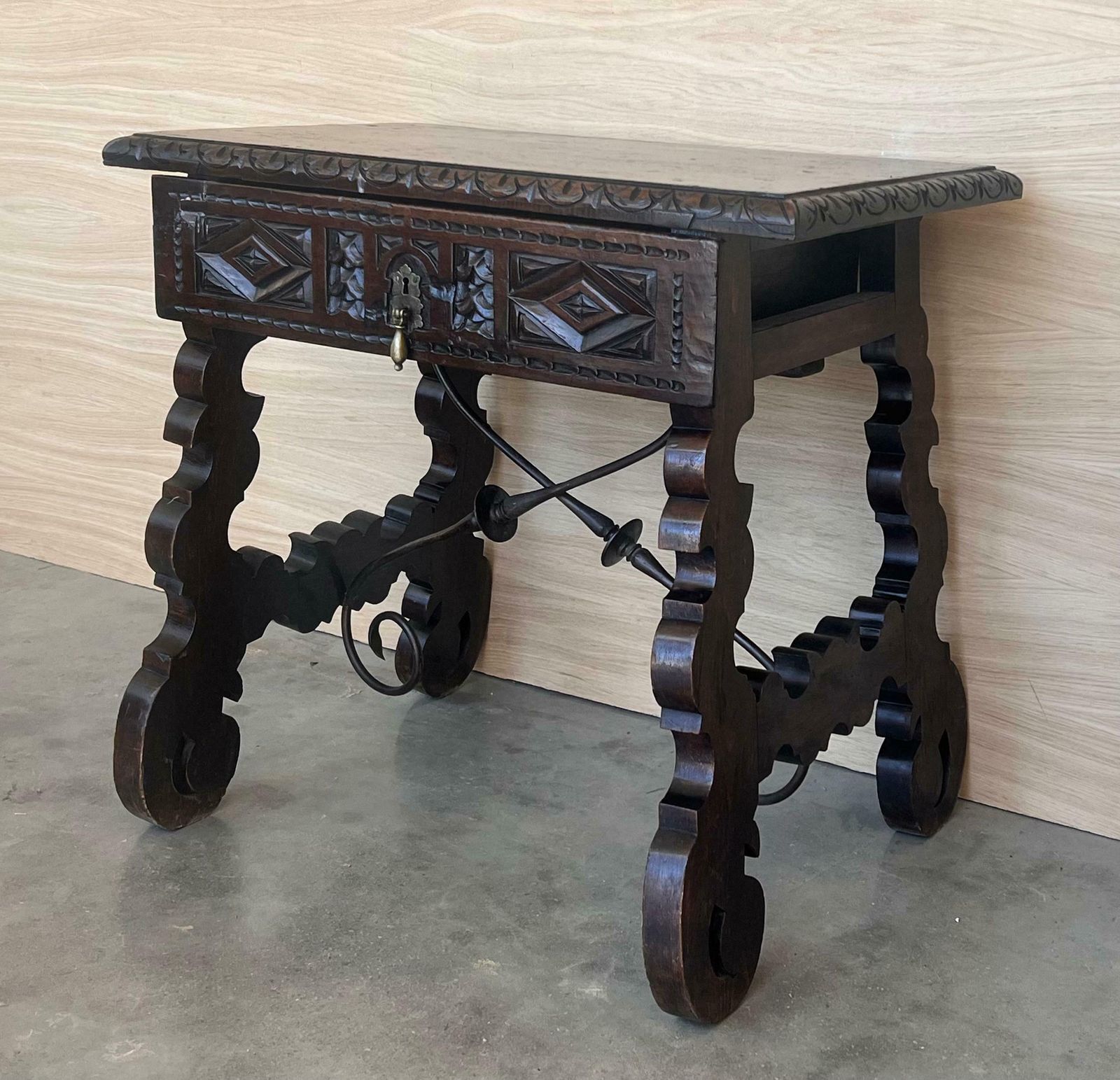 Console espagnole du XVIIIe siècle, tiroirs sculptés et quincaillerie d'époque photo Mobilier