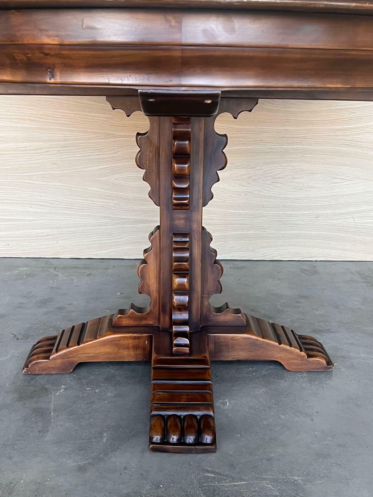 Table à manger ronde d'époque espagnole, sculptée à motifs figuratifs, pied central photo 5044.0