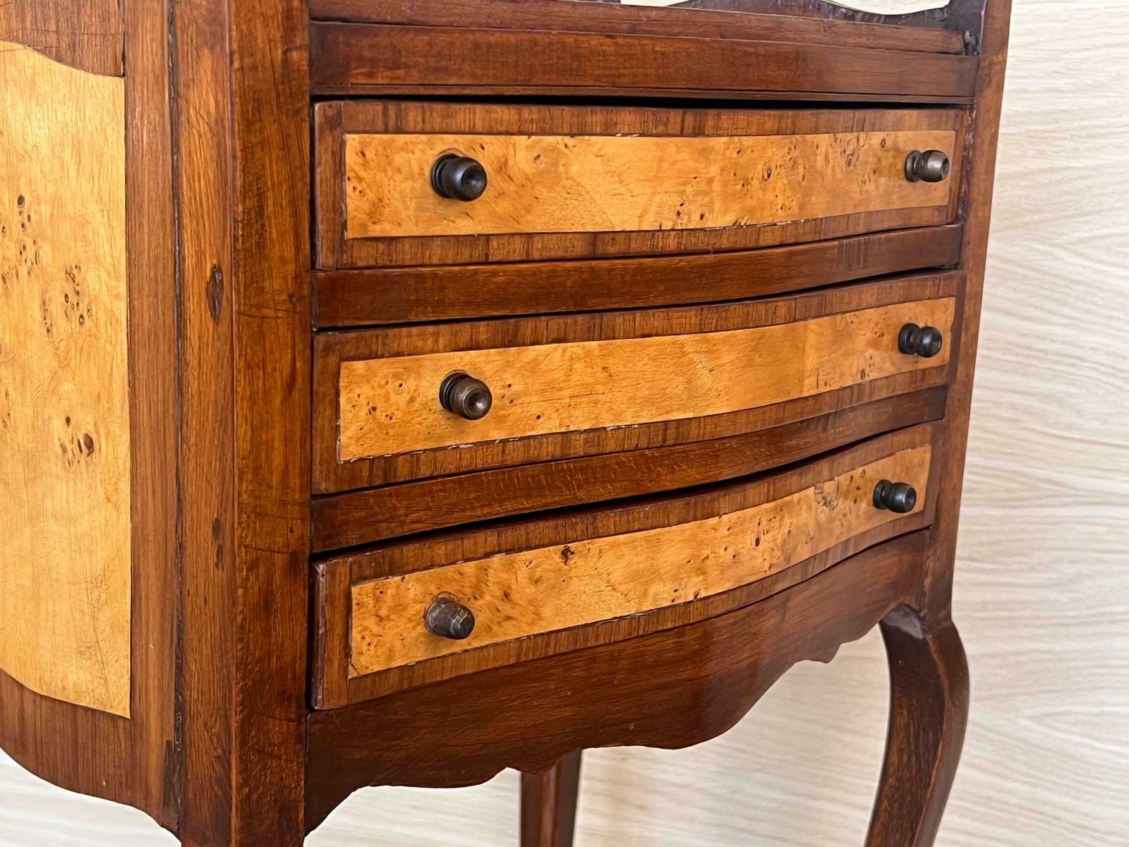 Mobilier Tables de chevet françaises en noyer à trois tiroirs, années 1940, lot de 2 photo