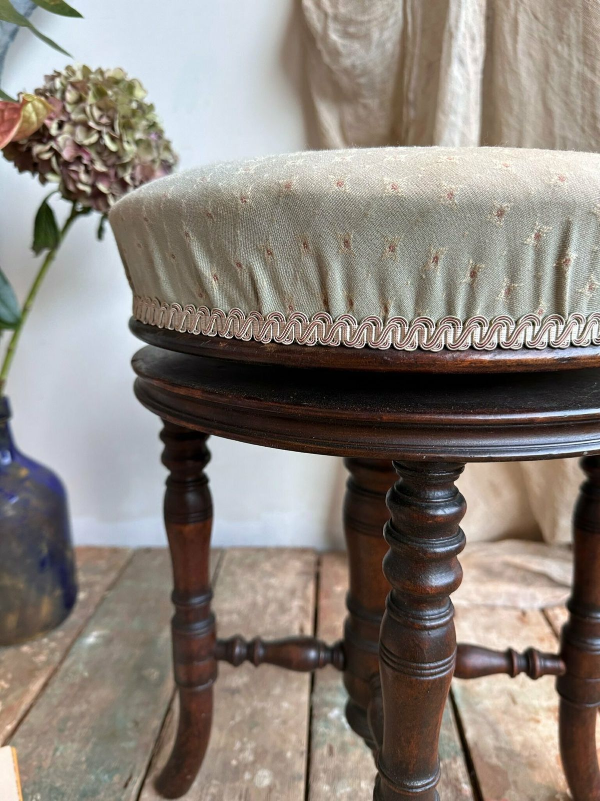 Antique English Mahogany Rise And Fall Piano Stool In Mahogany Dating 1890 photo for sale