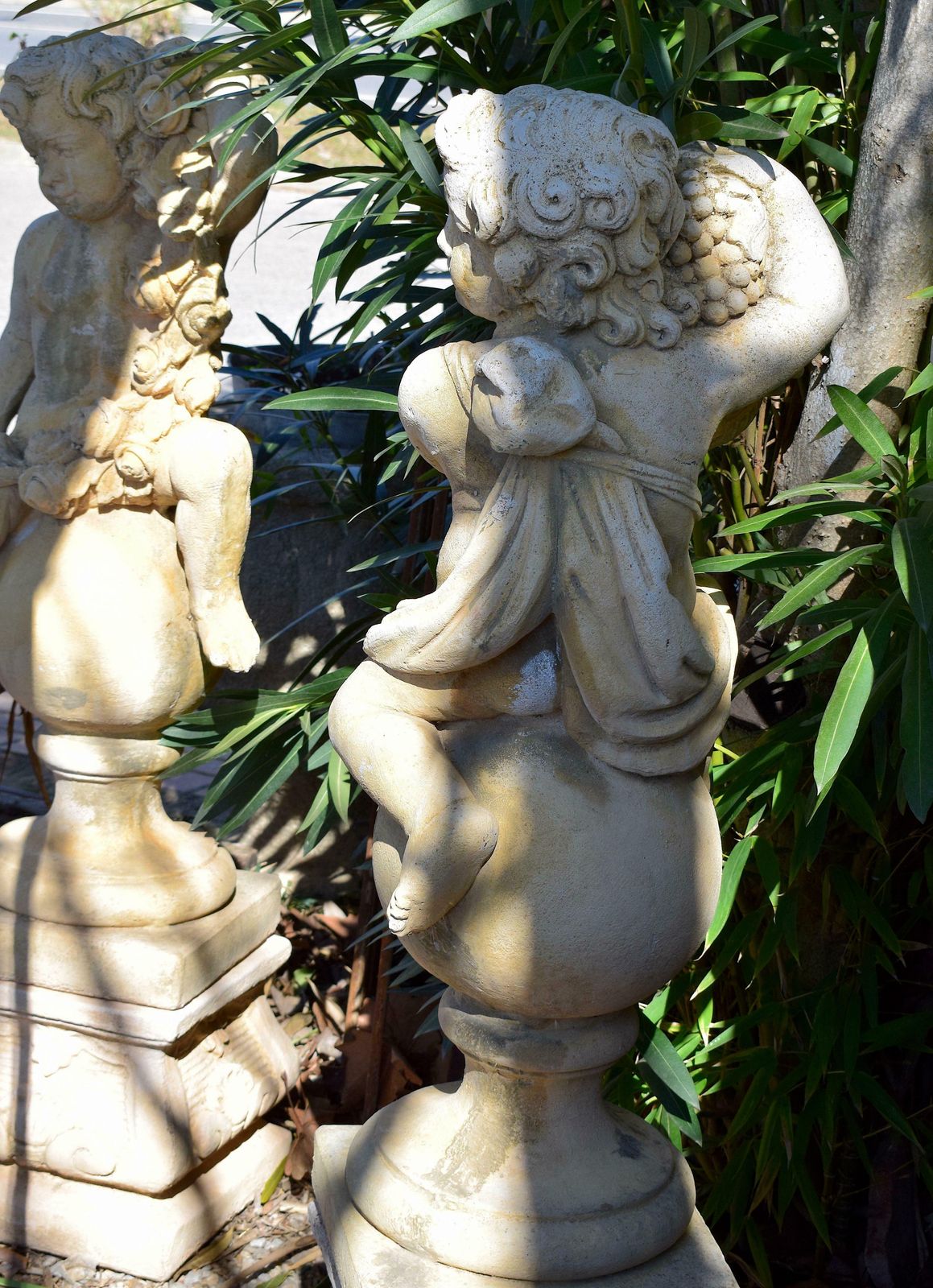 photo vintage Pair Of 20th Century Garden Cherubs On Square Plinths