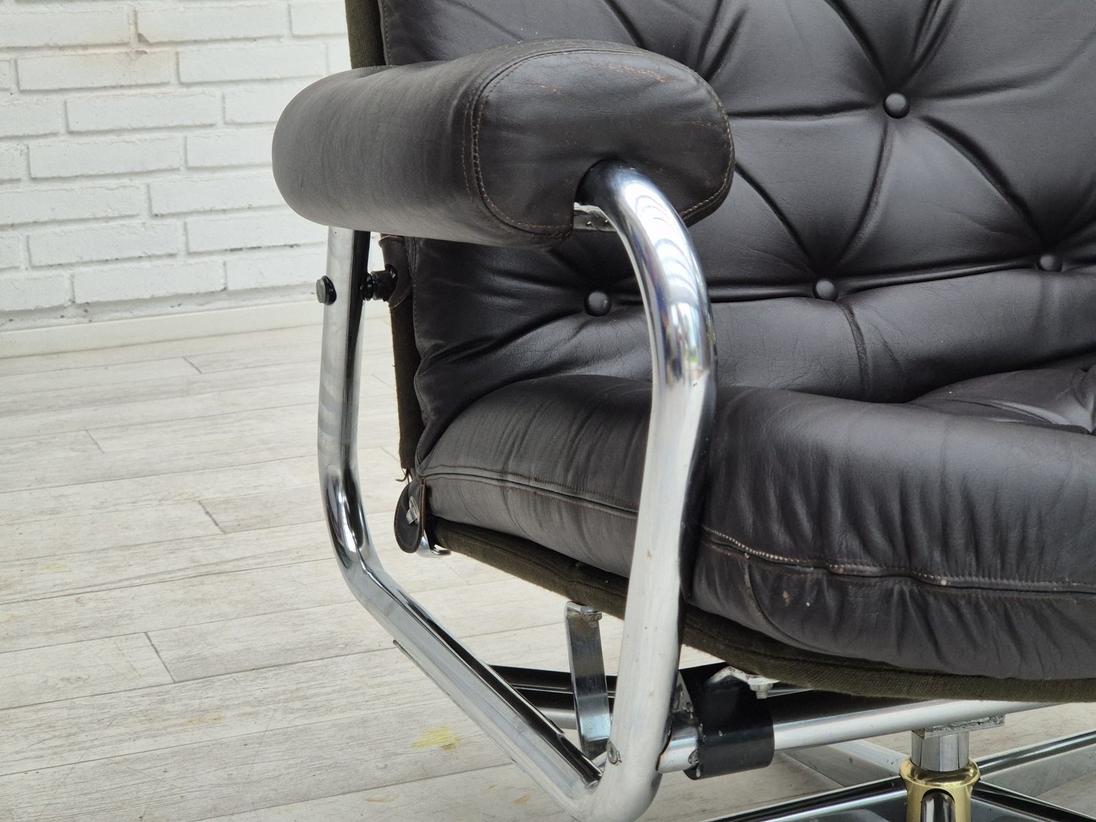 photo furniture 1970s, Danish Swivel Chair, Original Condition, Leather, Chrome Steel.
