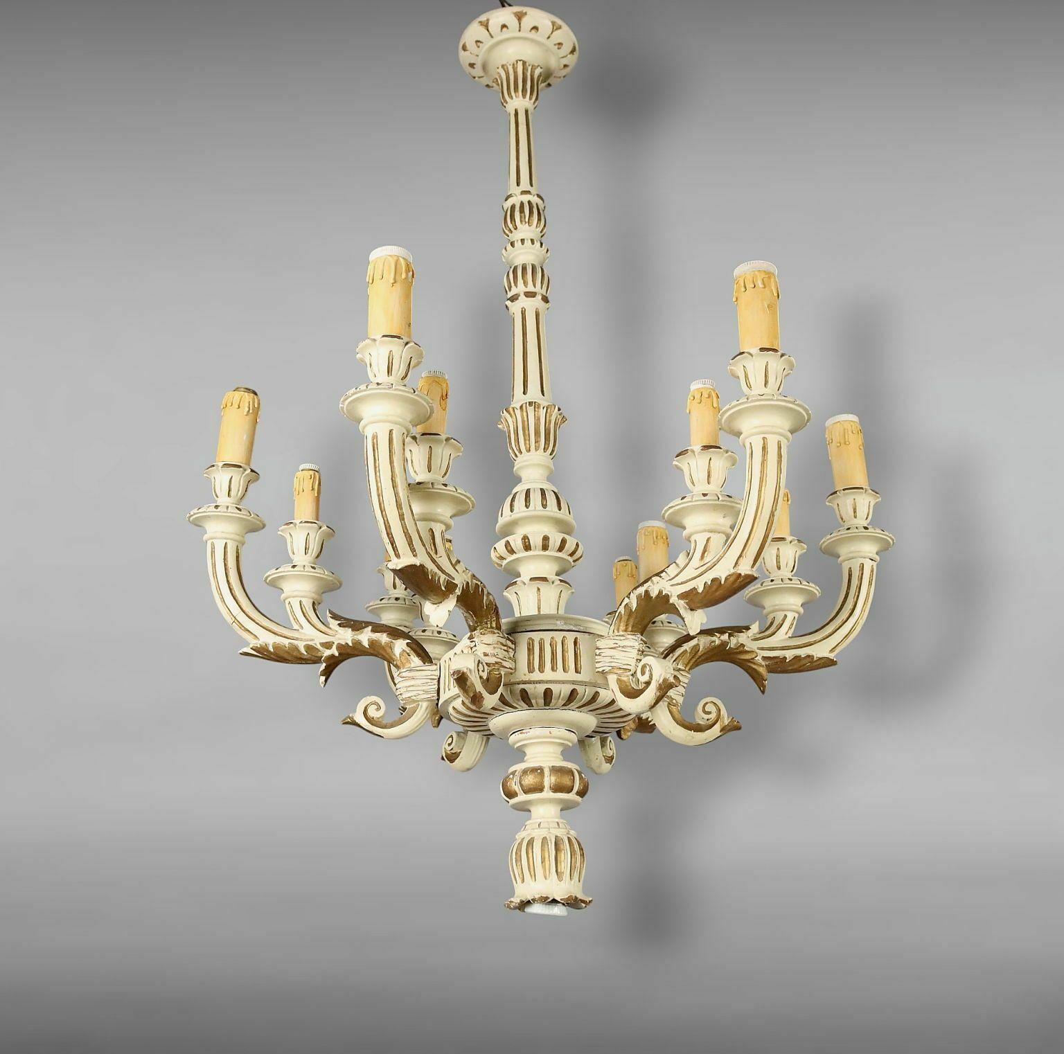 Lampadario In Legno Laccato E Dorato photo vintage