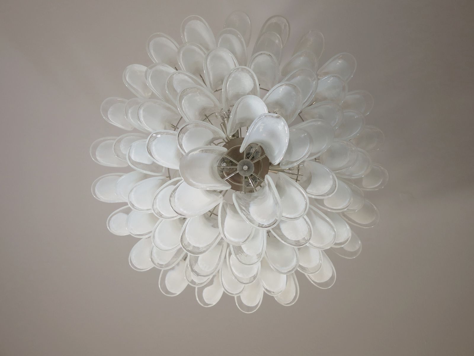 photo furniture Chandelier Mazzega Murano, Italy   85 Glass Petals