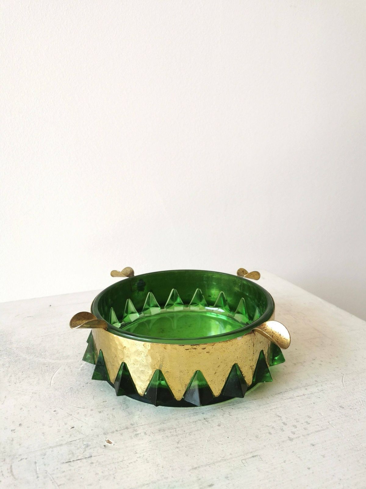 Vintage Green And Gold Crystal Ashtray / Mid Century Modern Glass Round Ashtray 1960s