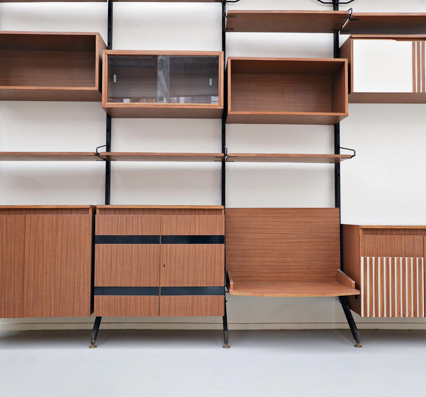 photo furniture Mid Century Modern Italian Wall Unit Model ”Urio” By Ico Parisi For Mim, 1960s