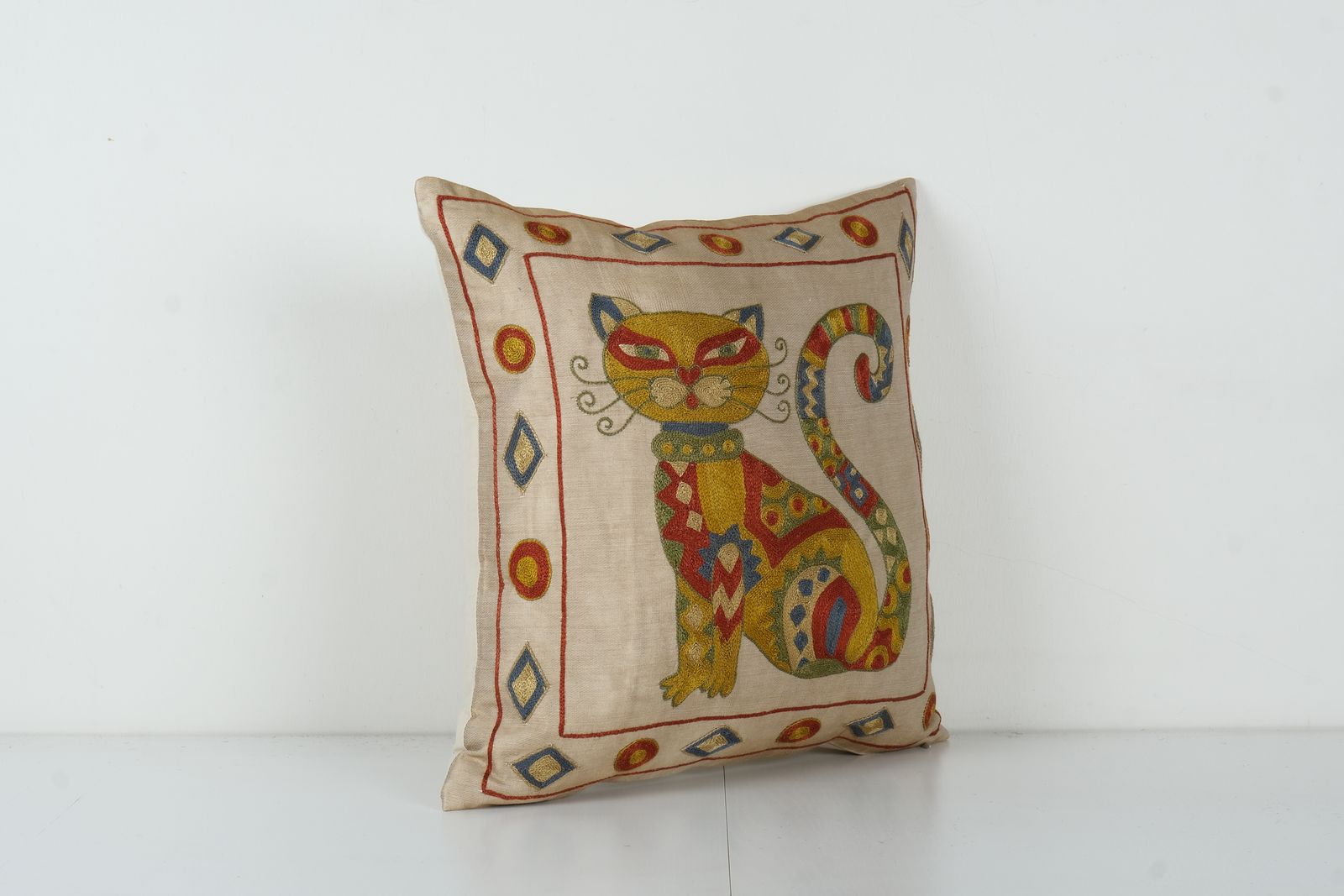 Silk Suzani Cat Pillow Cover, Square Minimalist Animal Pictorial Embroidery Suzani  Cover, Cat Designer Pillow photo Textiles