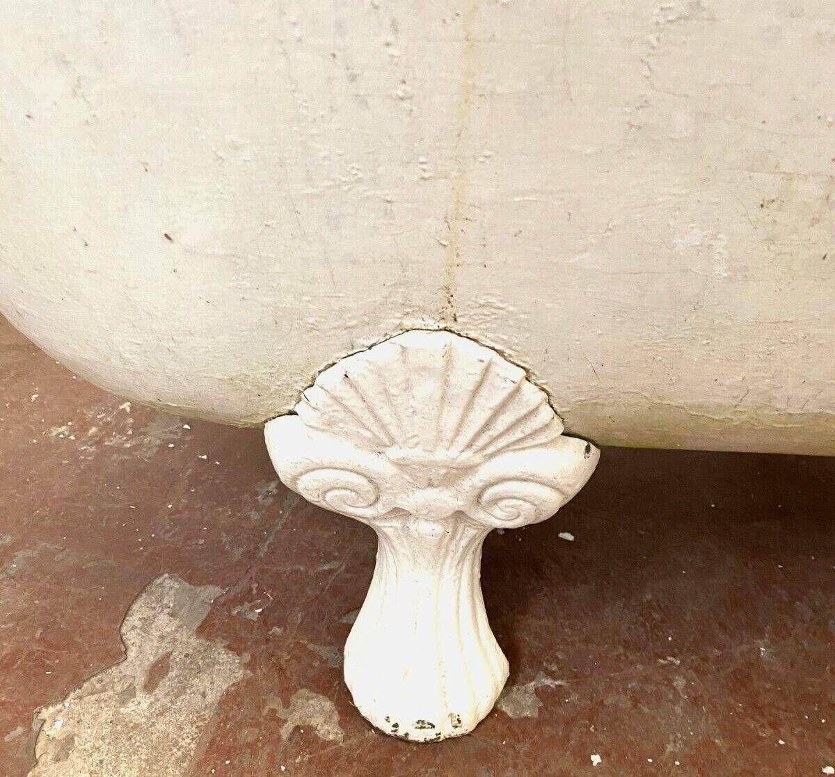 Enameled Cast Iron Bathtub With Claw Feet 20th Century photo vinterior