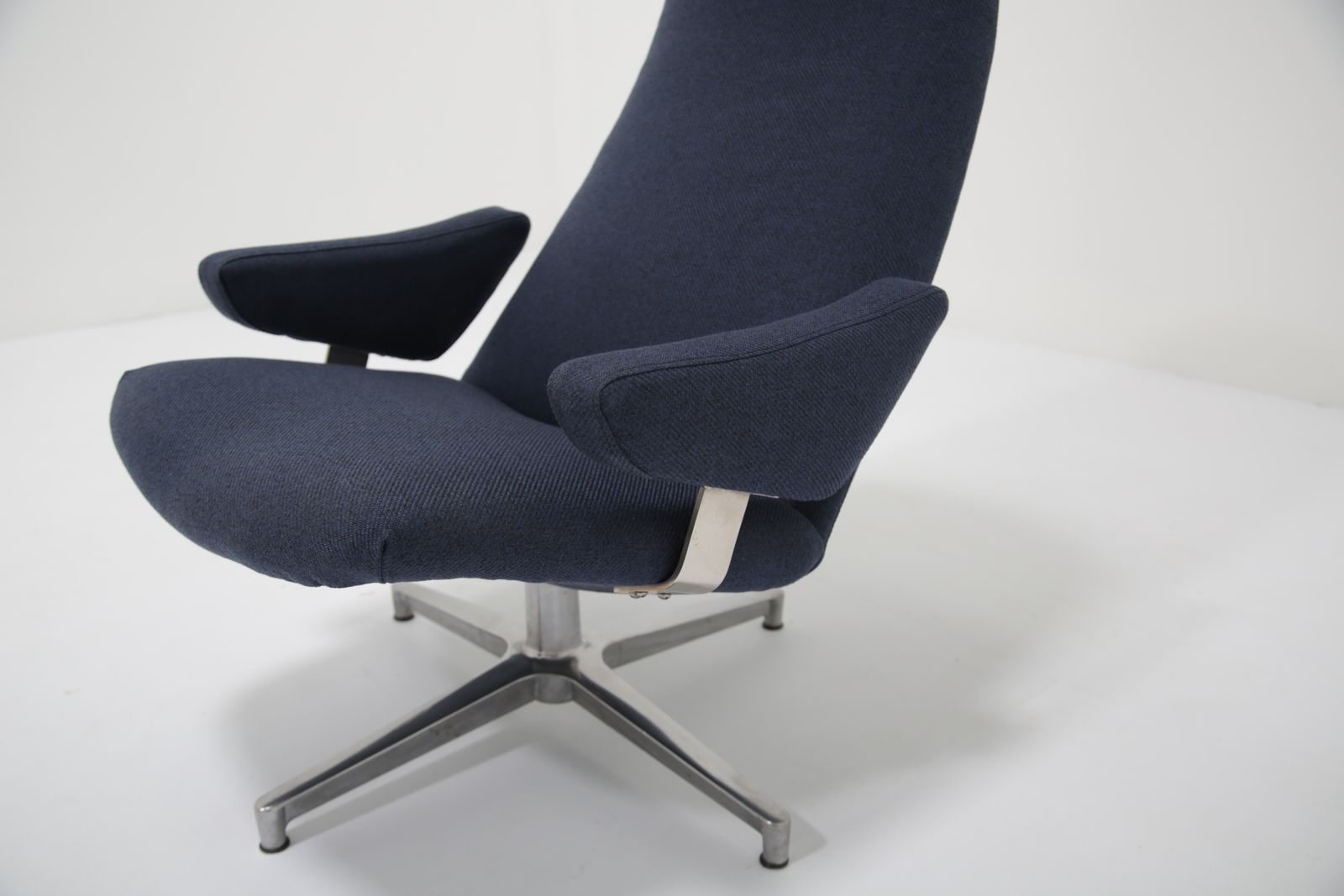 photo for sale Beklede Draaibare Lounge Fauteuil "Contourette Roto" Van Alf Svensson Voor Dux, Zweden, Jaren 1960.