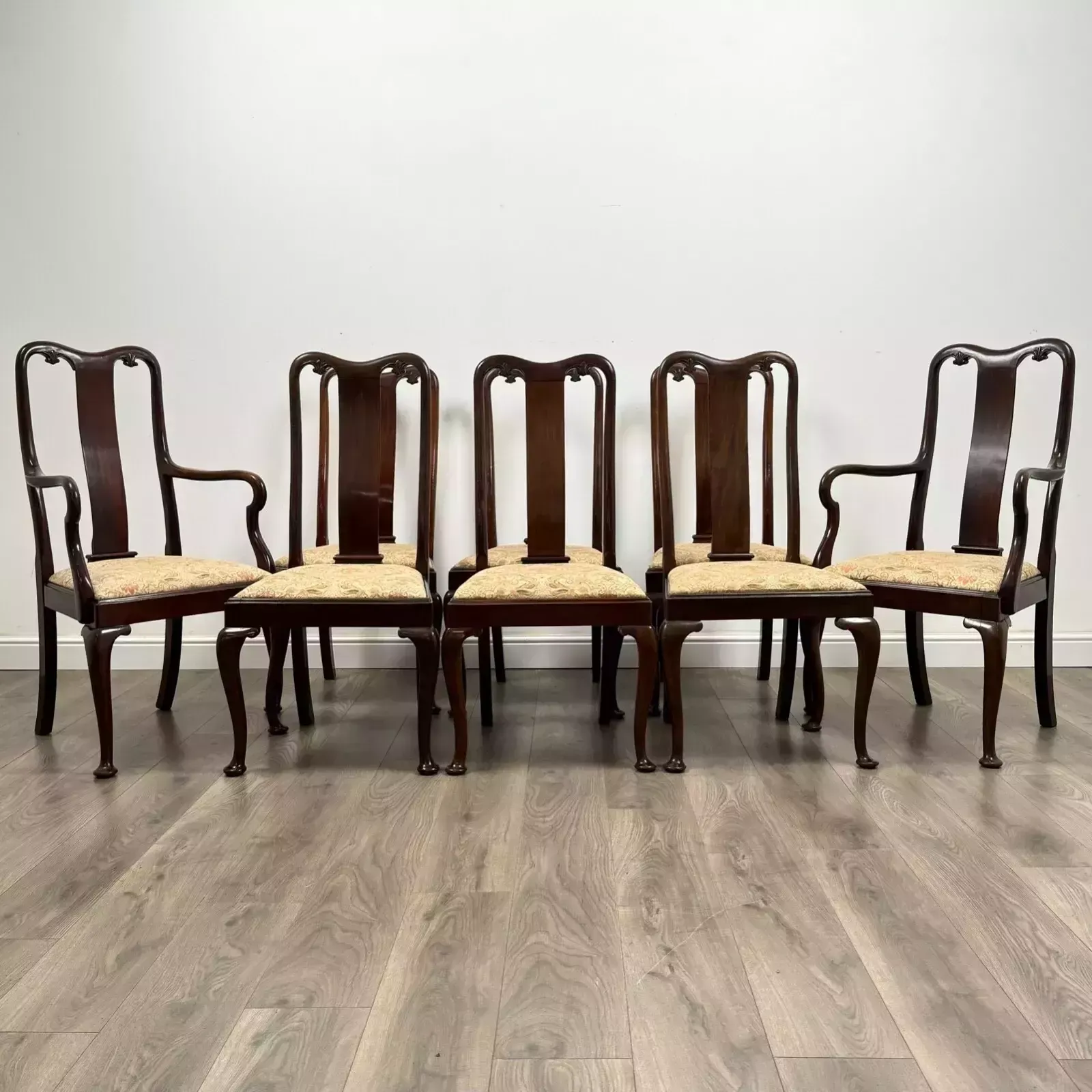 Antique 20th Century Set Of 8 Queen Anne Style Dining Chairs In Walnut