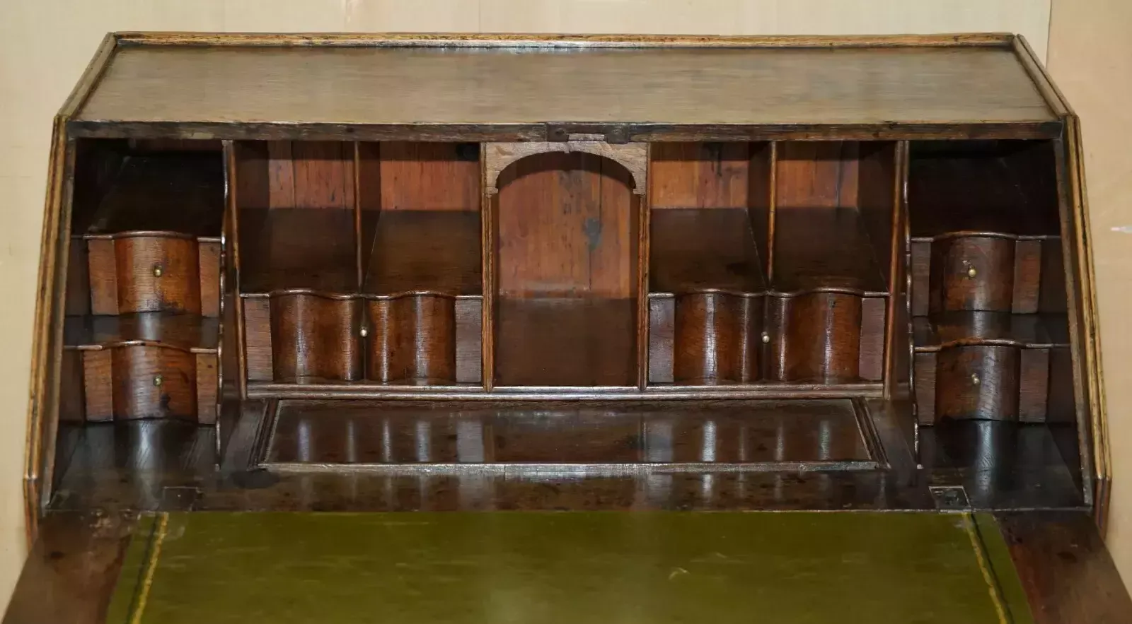 photo vintage Exquisite Early Georgian Circa 1760 Writing Bureau Desk With Green Leather Top