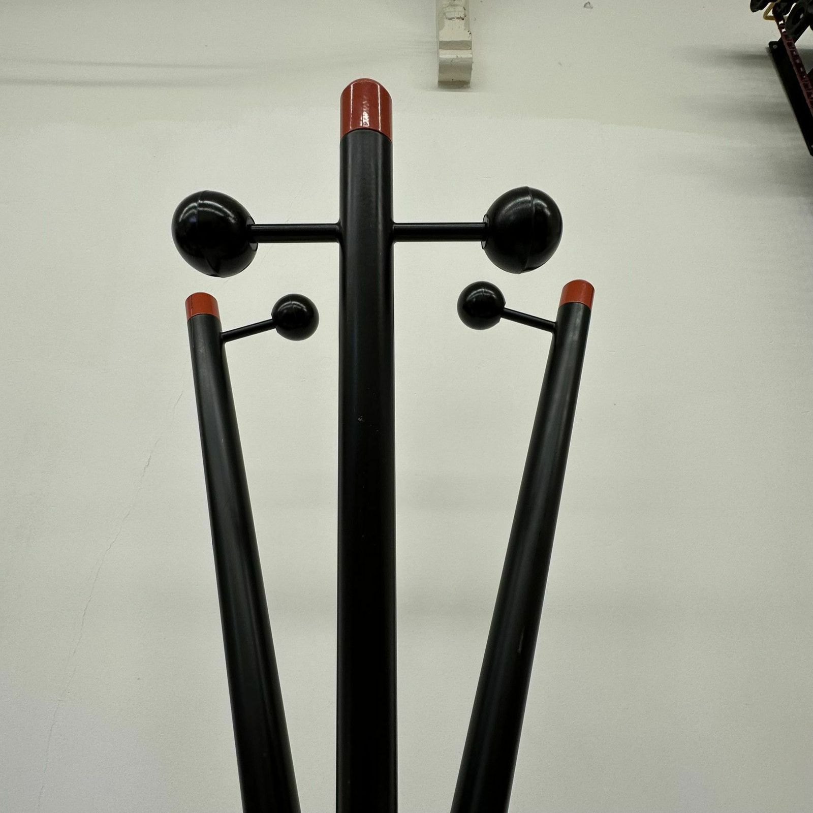 photo vinterior Memphis Design Tripod Coat Rack , 1980s