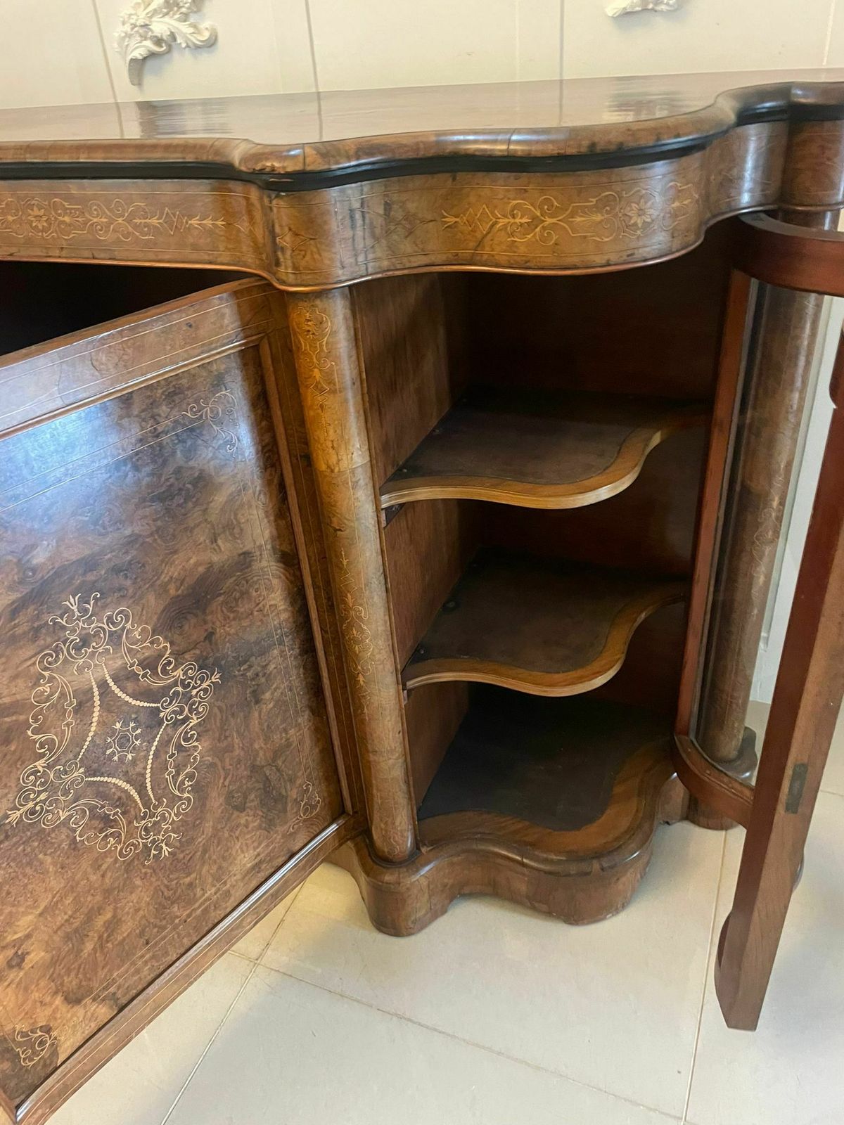photo furniture Superb Quality Antique 19th Century Burr Walnut Inlaid Credenza