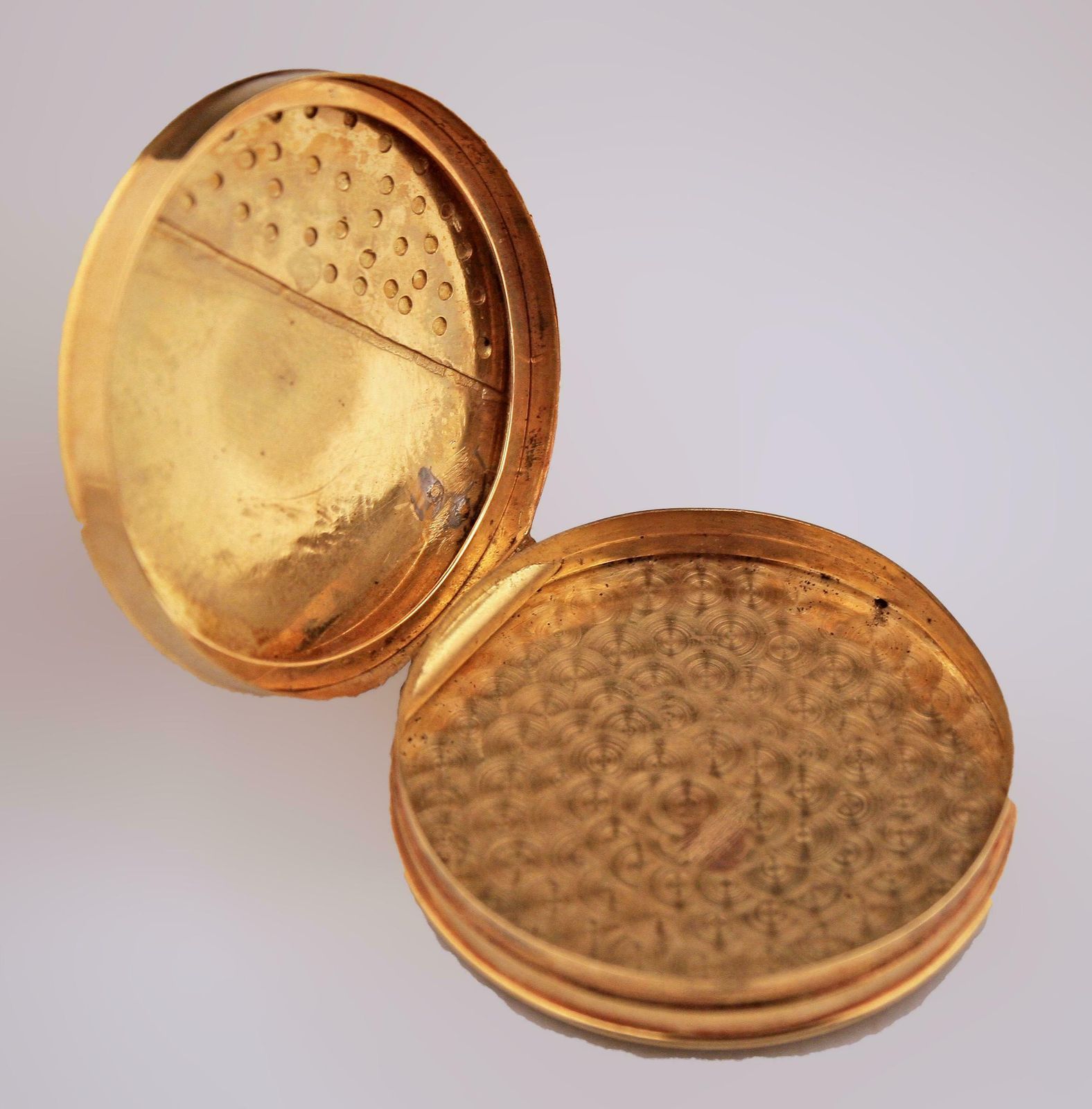 Art Déco French Hand Crafted 18 Karat Gold And Enamel Circular Pill/Snuff Box photo for sale