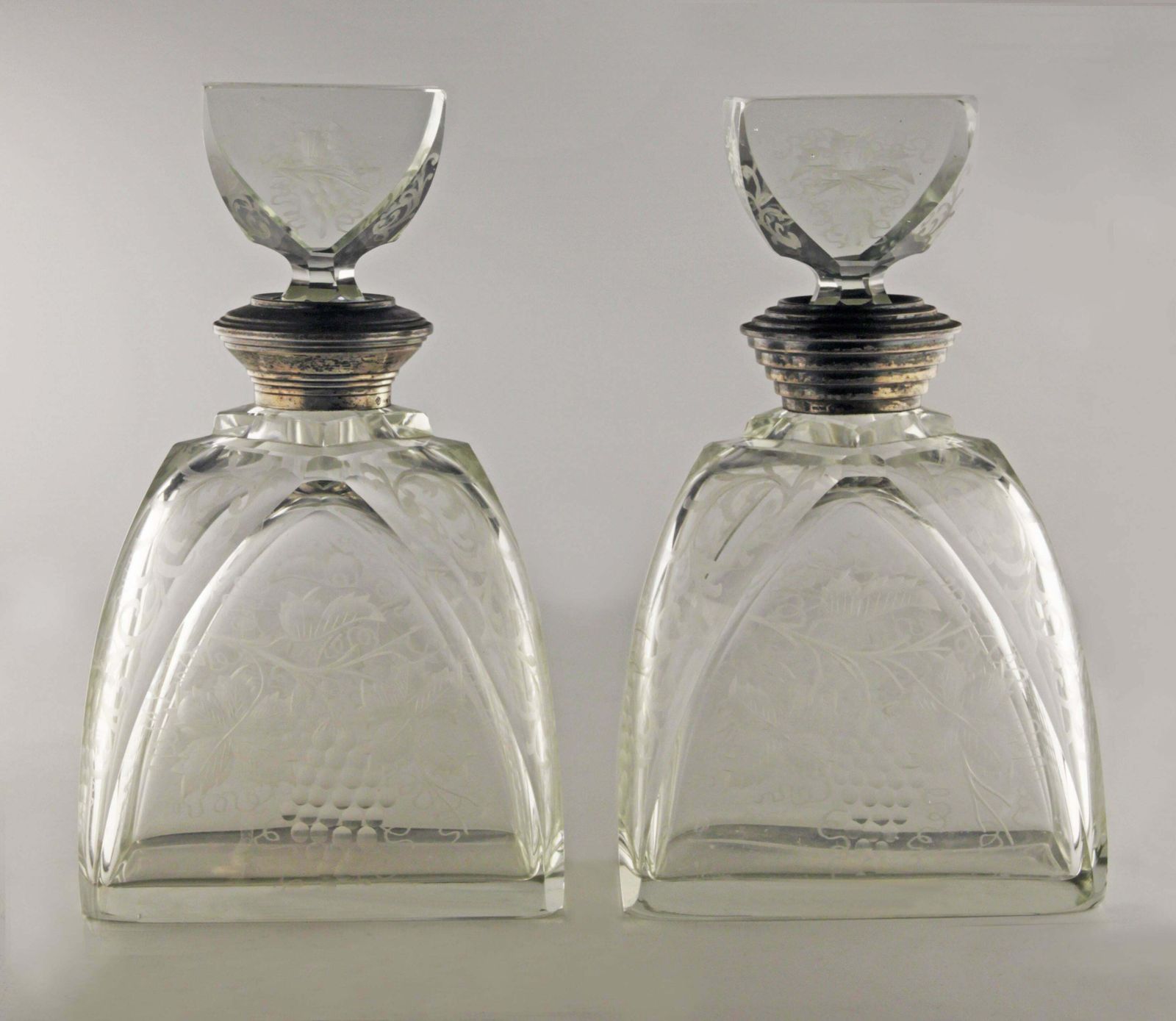 Pair Of Early 20th Century Art Déco Etched Glass Liquor Decanters And Stoppers With Sterling Silver Necks photo vintage