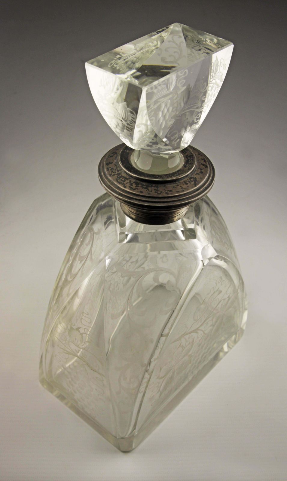 1200.0 Pair Of Early 20th Century Art Déco Etched Glass Liquor Decanters And Stoppers With Sterling Silver Necks photo