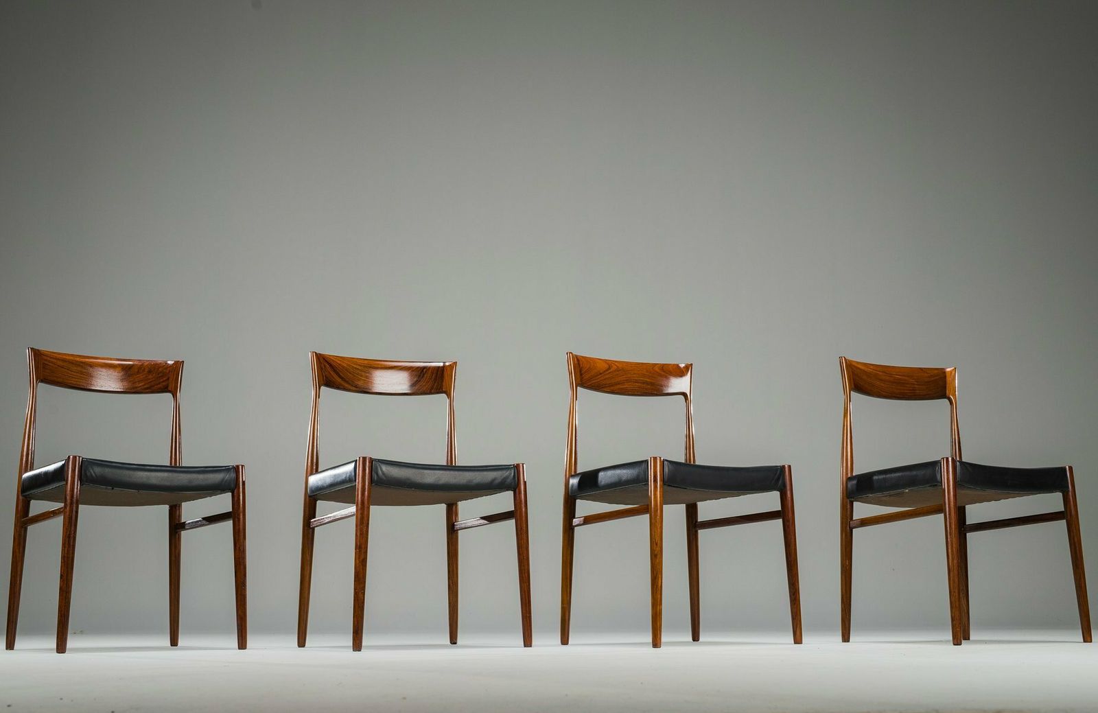 Mid Century Palisander Esszimmerstuhl Mit Lederbezug, 1950er, 4 . Set photo vinterior