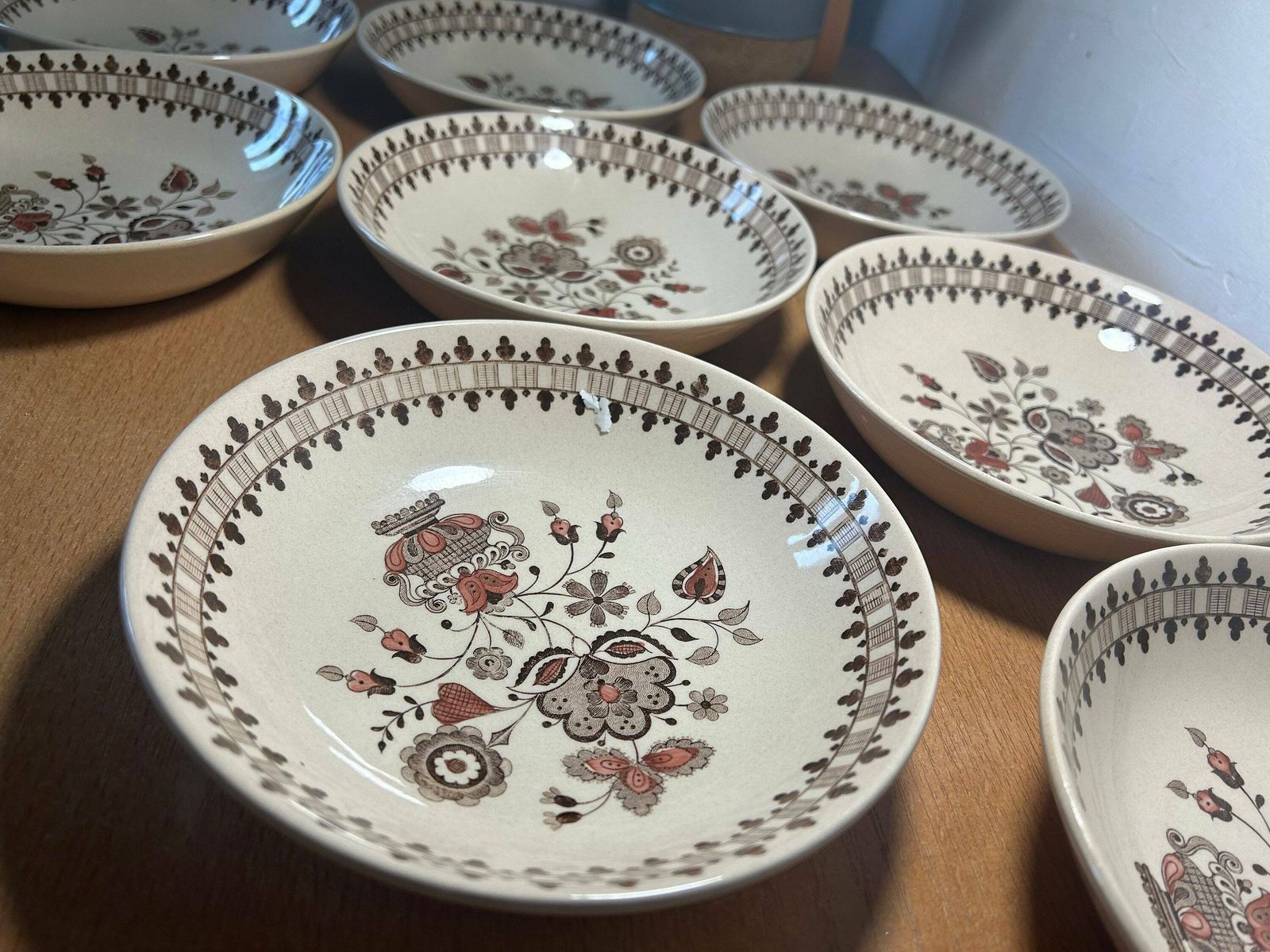 Jamestown Brown By Johnson Brothers Of Staffordshire   Lot Of 8 Bread & Butter Plate   6 3/8" Diameter   Flowers In Urn   Jacobean photo vinterior