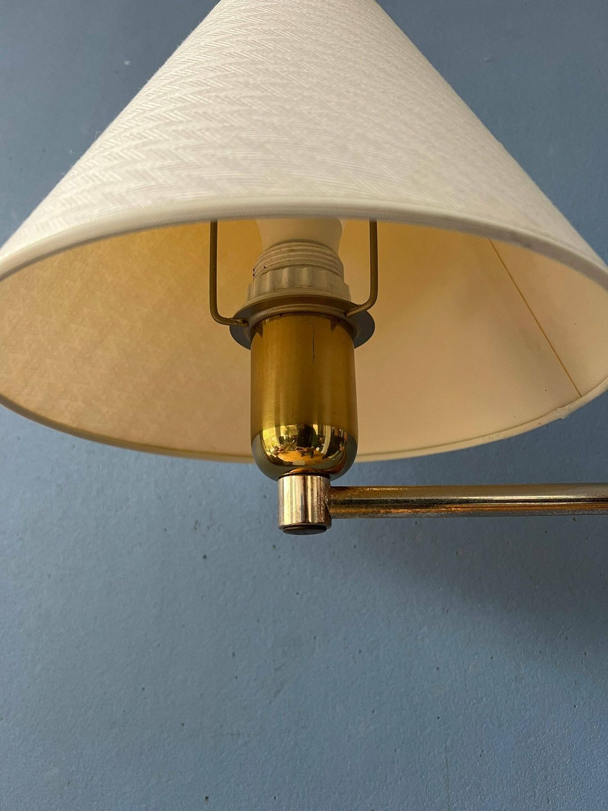 Gouden Hollywood Regency Zwenkarm Wandlamp Met Beige Kap photo vintage