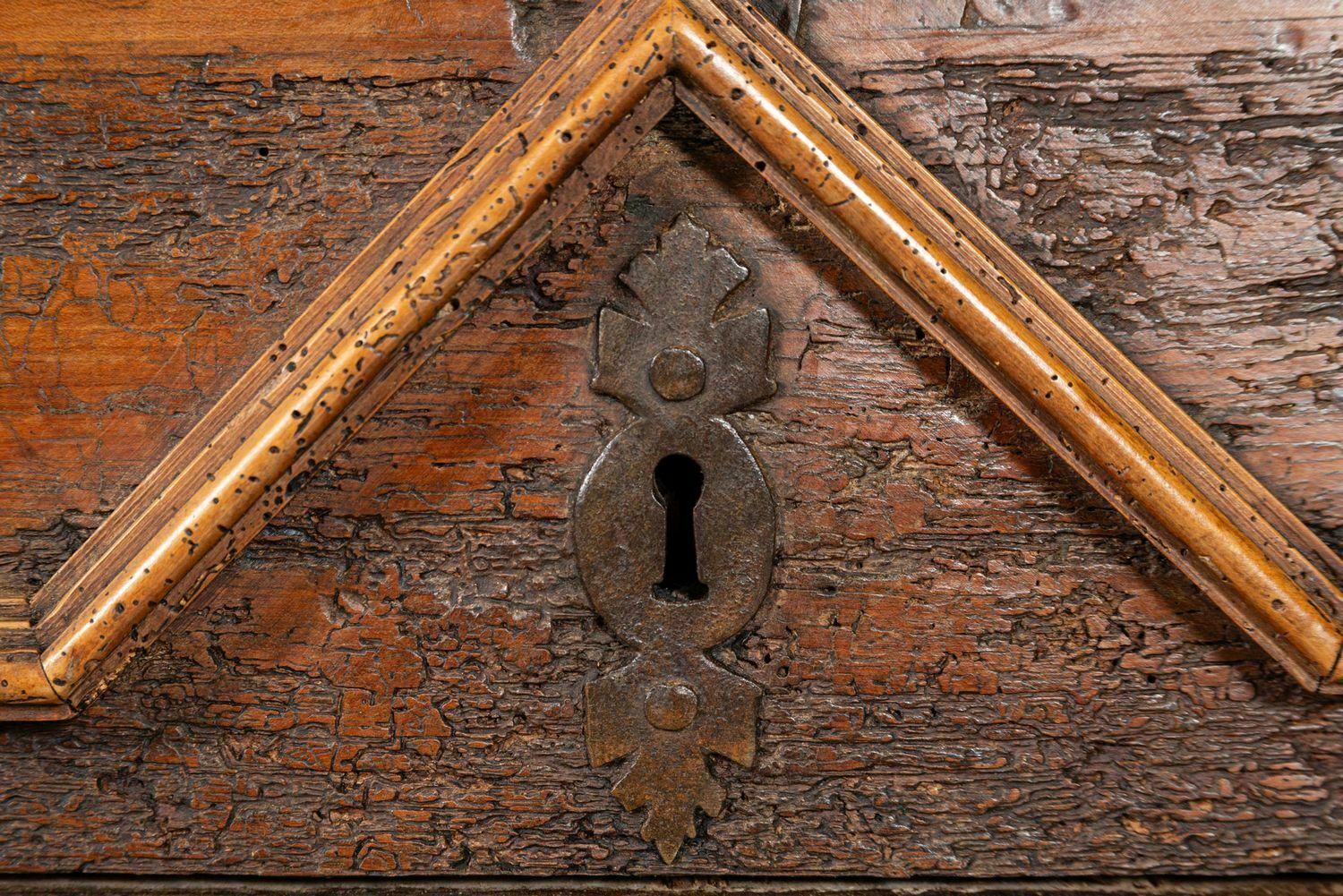 photo furniture 17thc Italian Cedar Wood Coffer