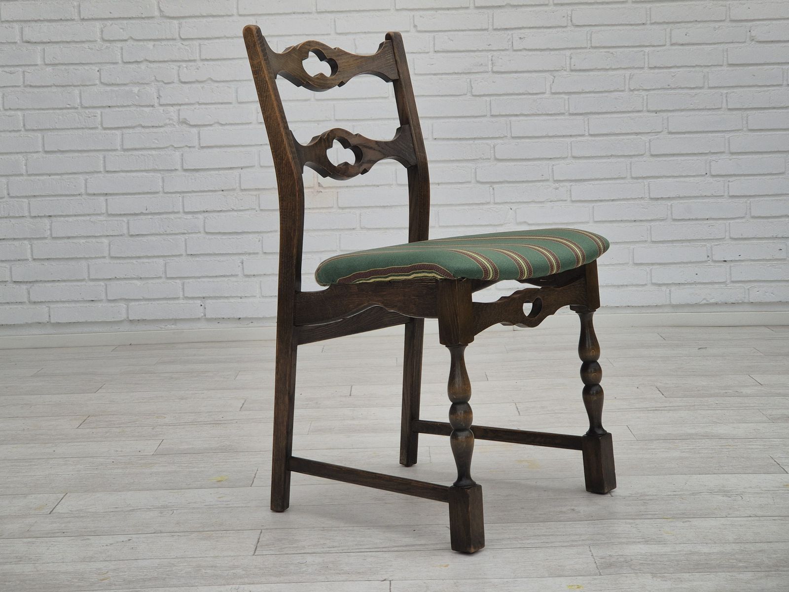 photo for sale Ca. Jaren 1970, Set Van 4 Deense Eetkamerstoelen, Donker Eikenhout, Meubelwollen Bekleding.