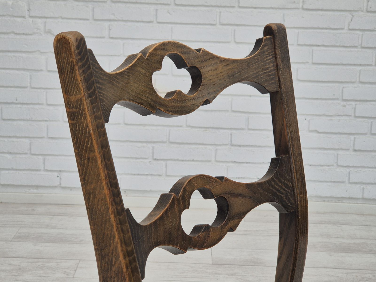 Meubels Ca. Jaren 1970, Set Van 4 Deense Eetkamerstoelen, Donker Eikenhout, Meubelwollen Bekleding. photo