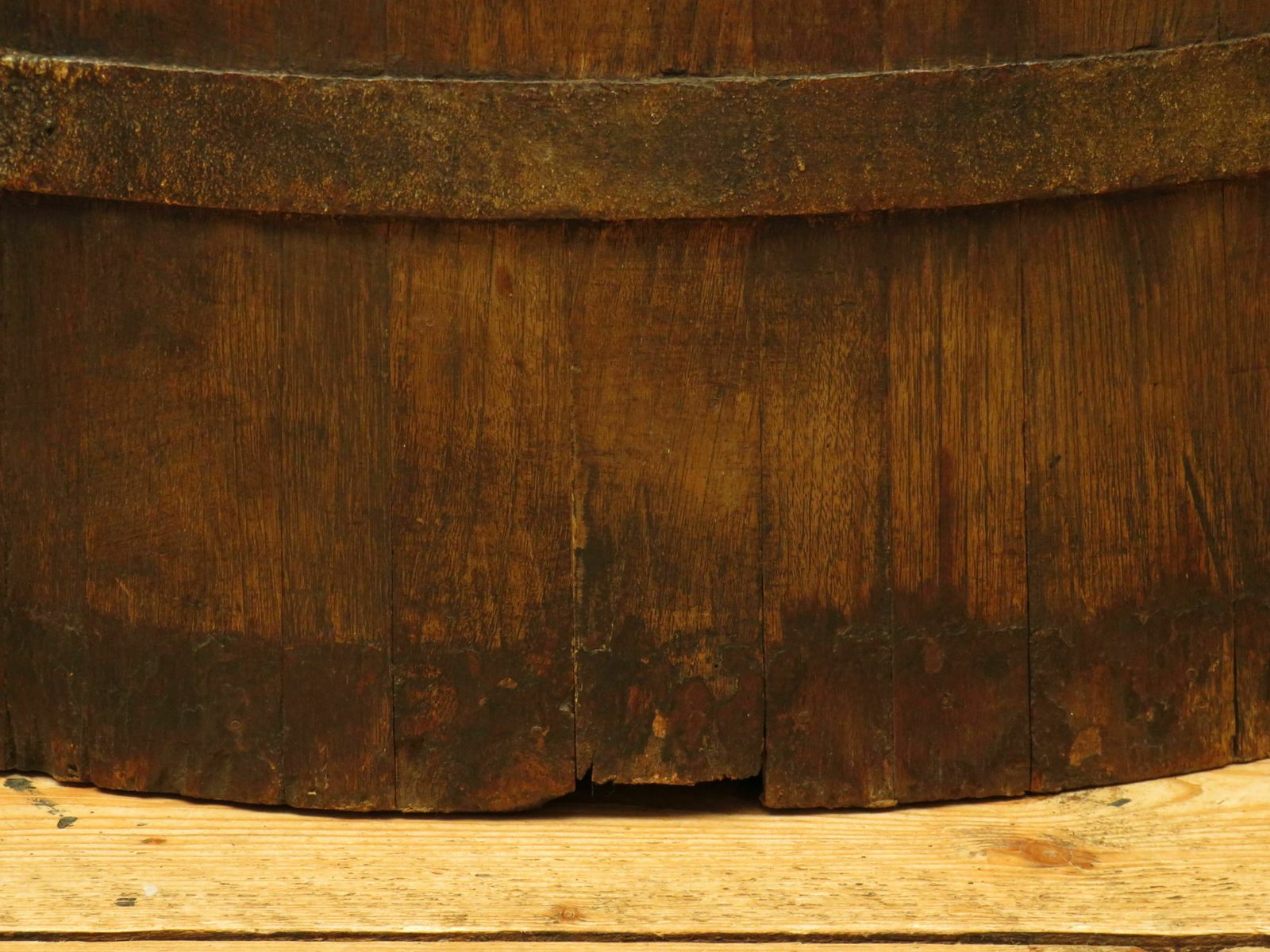 photo furniture Large Antique Coopered Pig Salting Barrel With Lid, Coffee Or Bar Table
