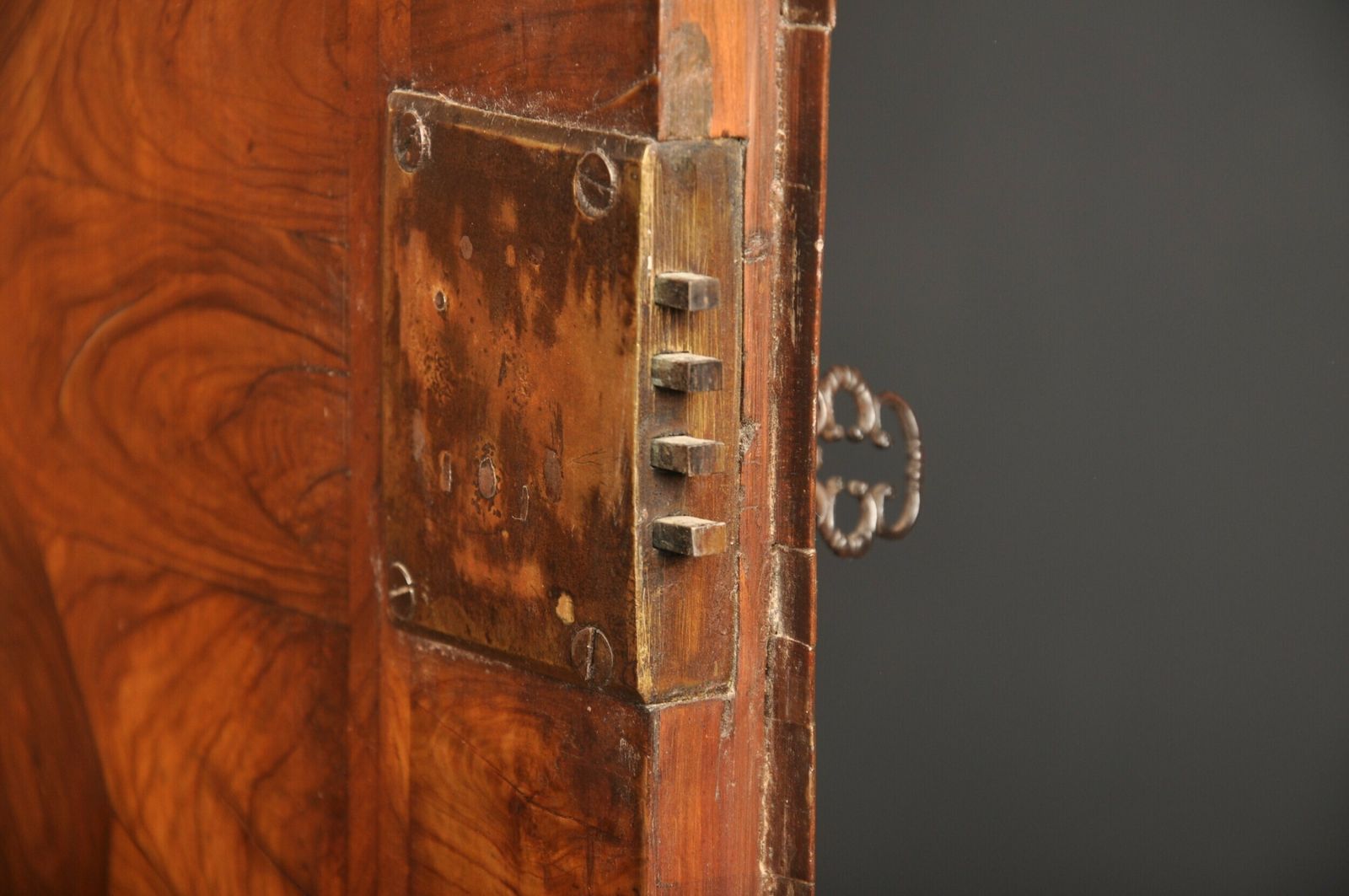 photo vinterior 17th Century Olive Wood Oyster Cabinet