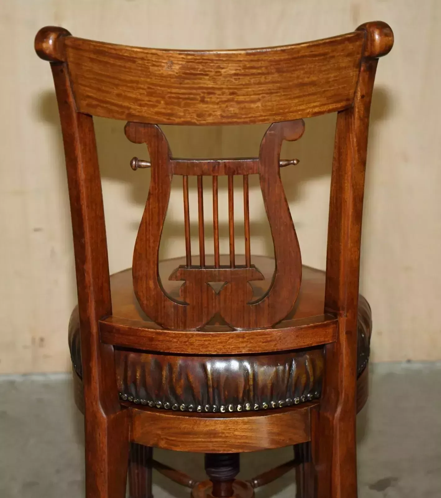 photo vintage Exquisite Solid Mahogany Brown Leather Antique Musicians Chair Height Adjustable