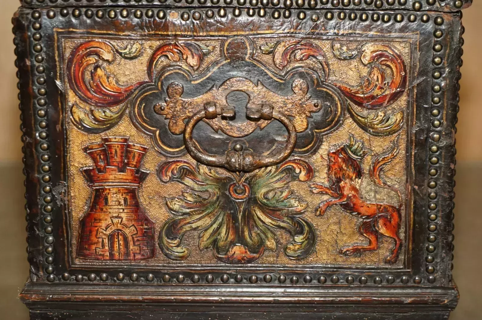 photo vintage 18th Century Polychrome Painted Leather Armorail Crest Trunk Carved Walnut Feet