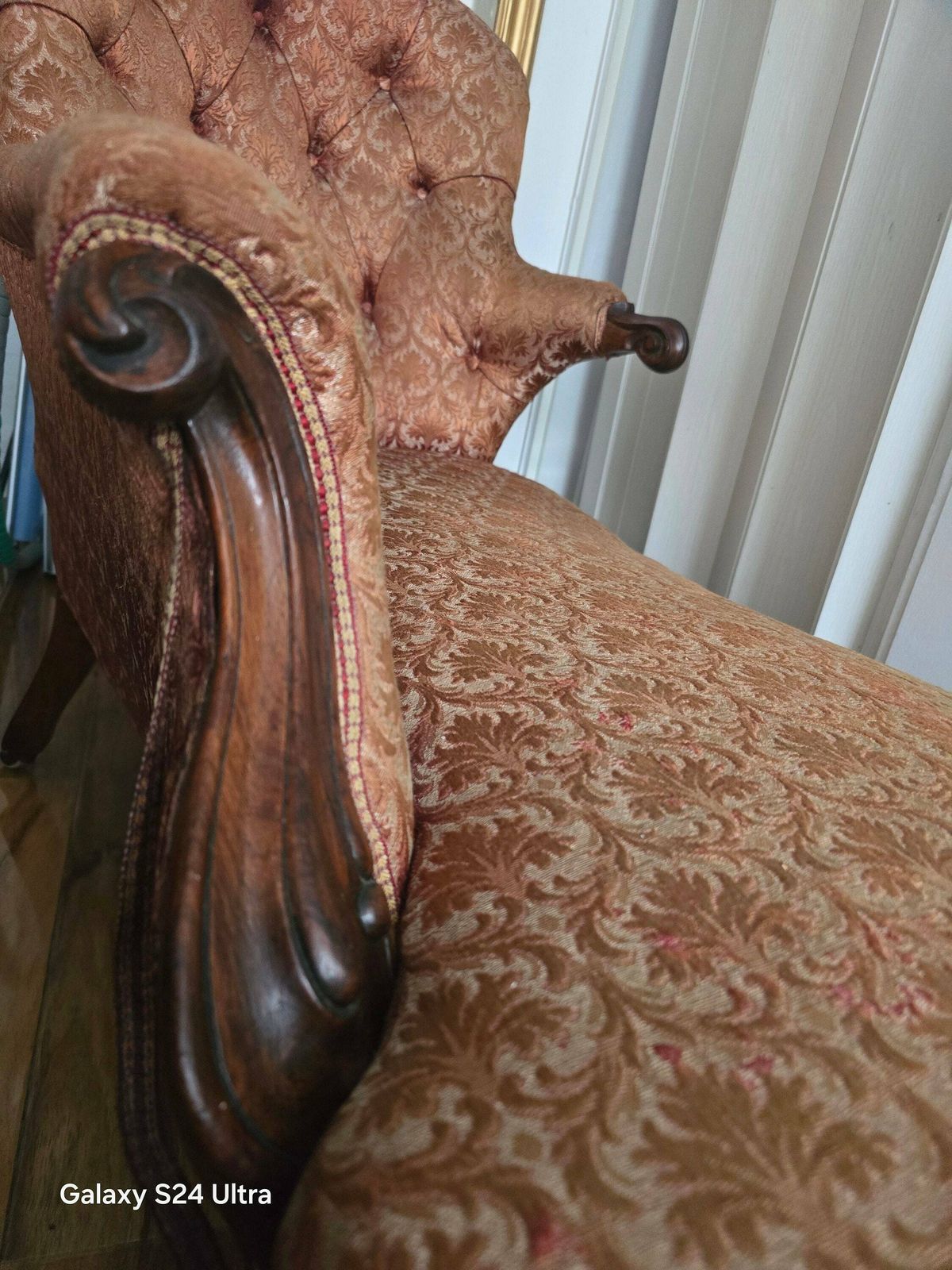 A Victorian Mahogany Show Frame Chaise Longue With Raised Back, Upholstered In Buttoned Floral Material photo Furniture