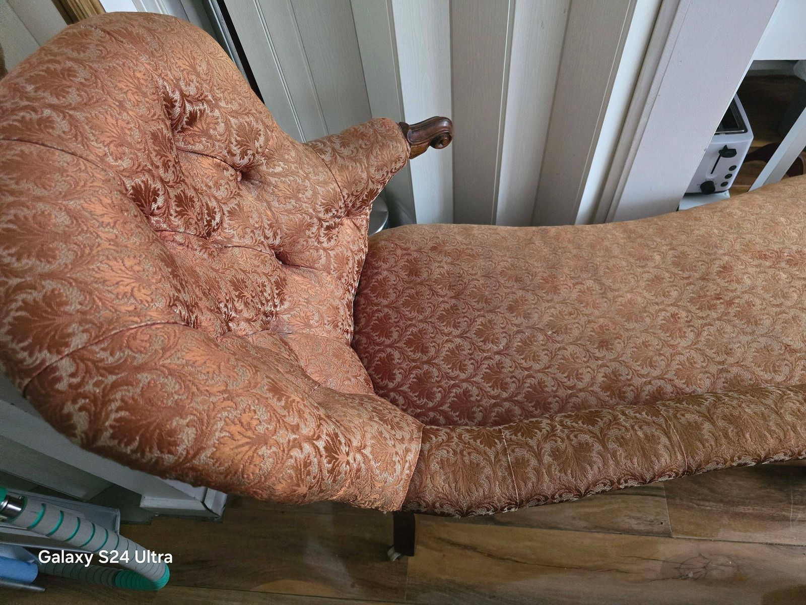 A Victorian Mahogany Show Frame Chaise Longue With Raised Back, Upholstered In Buttoned Floral Material photo vinterior