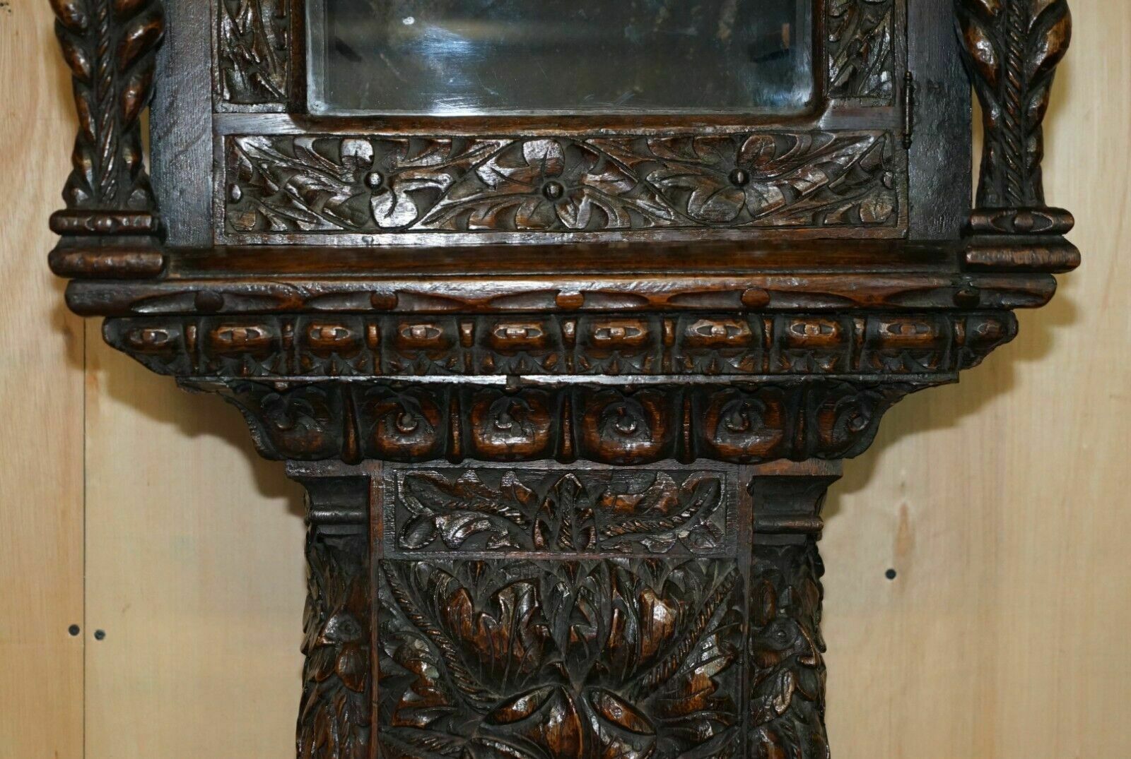 photo vinterior Exquisite Antique Restored Hand Carved Grandfather Clock Case Depicting A King