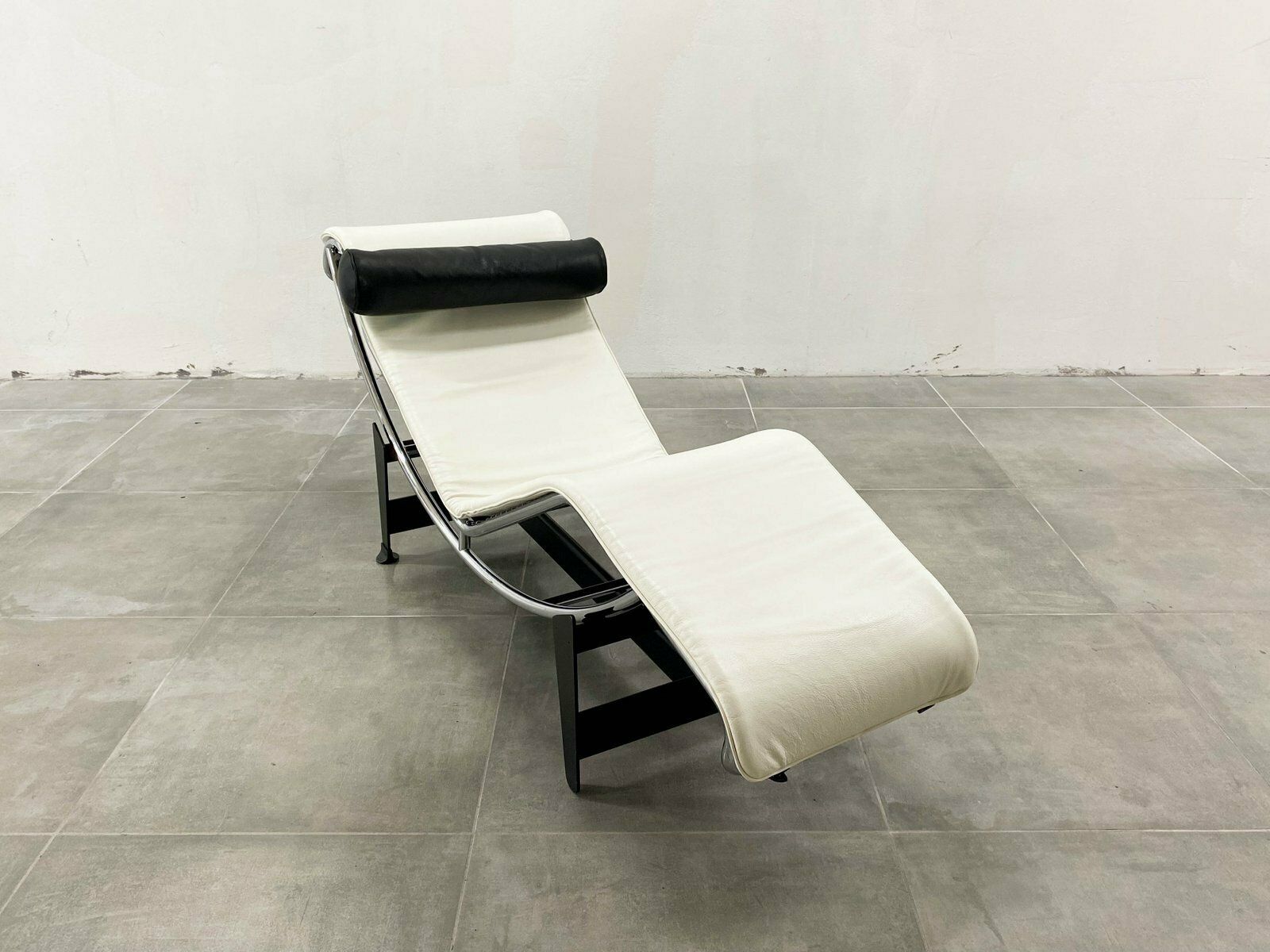 Lc 4 Lounge Chair In White Leather By Le Corbusier For Cassina, 1980s photo vinterior