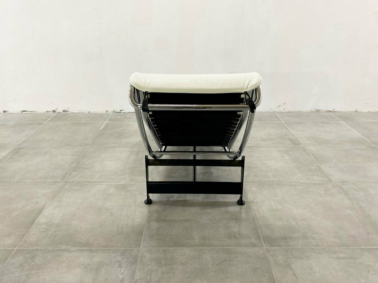 photo buy Lc 4 Lounge Chair In White Leather By Le Corbusier For Cassina, 1980s