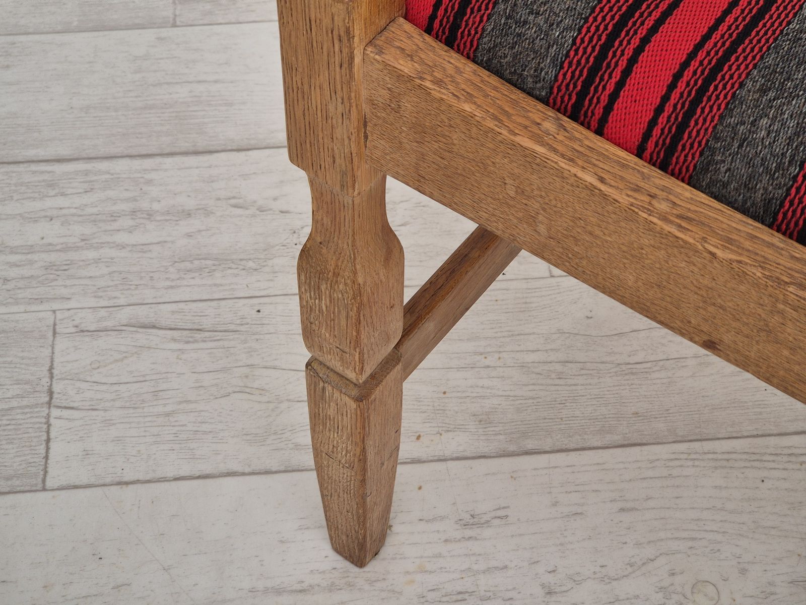 photo vintage 1970s, Danish Design By Henning Kjærnulf, Set Of 4 Dining Chairs, Original Condition, Oak, Wool.