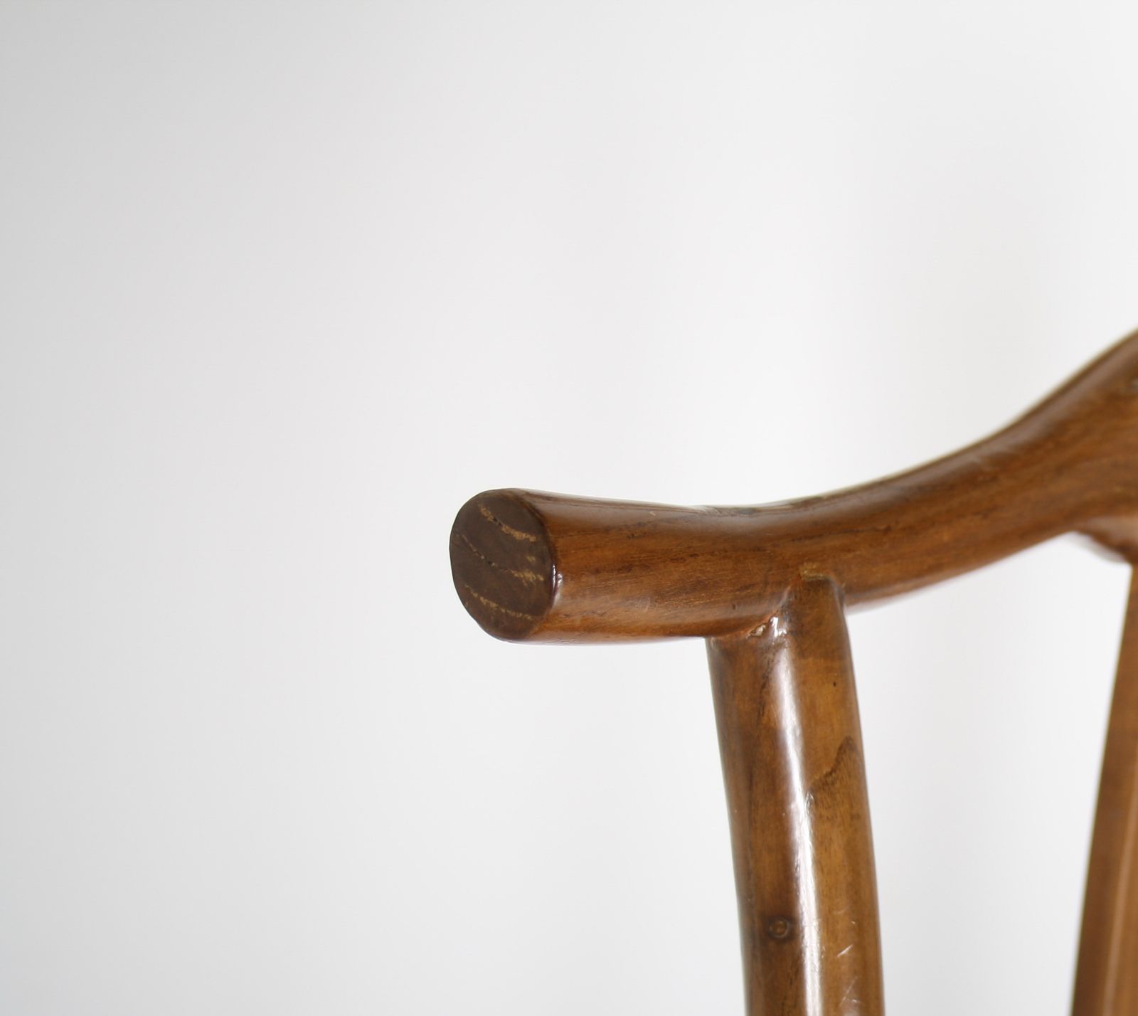 photo vinterior A Pair Of Lacquered Chinese Northern Elm Yoke Back ‘Officials Hat’ Chairs