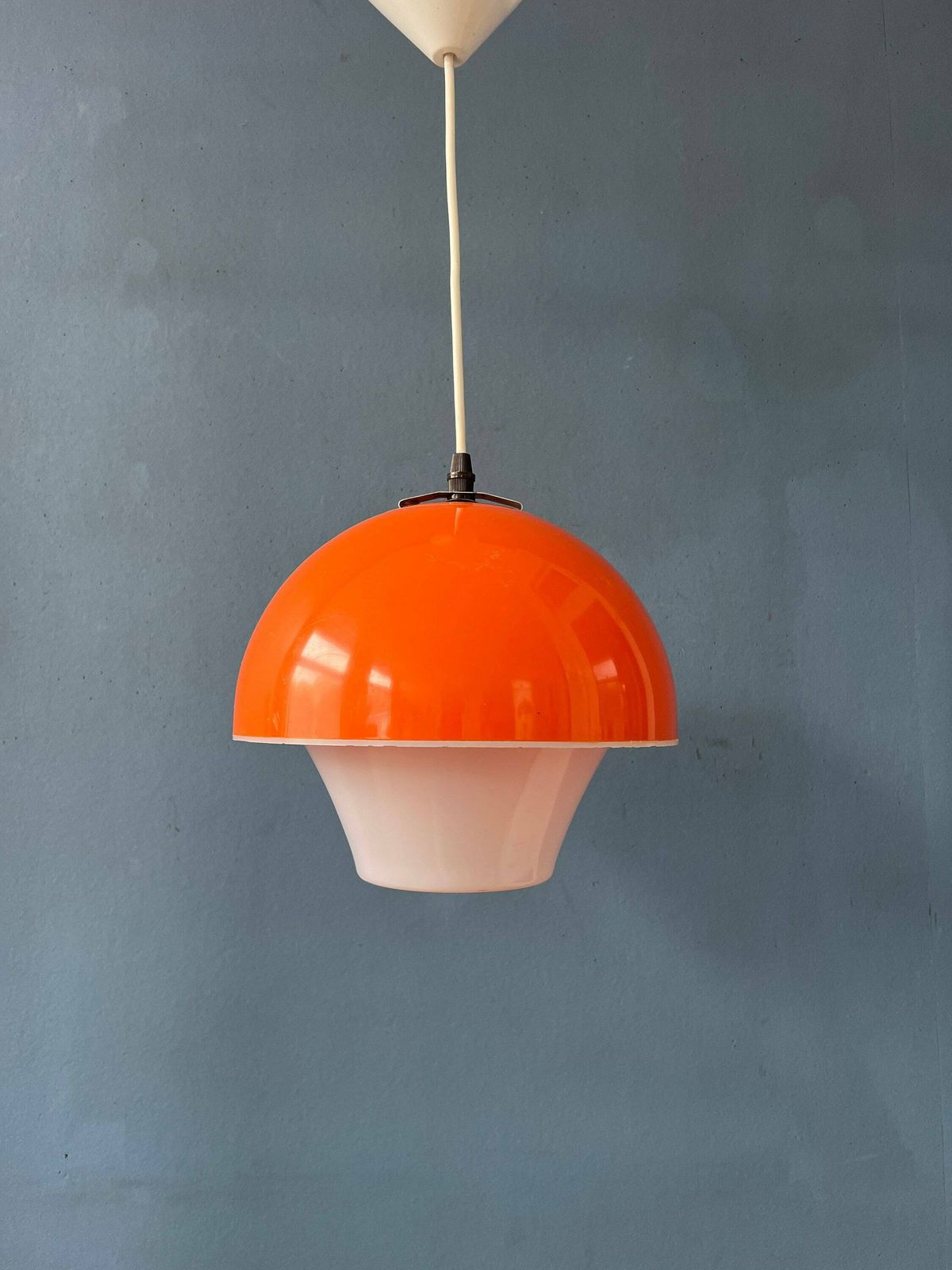 photo furniture Hanglamp Van Acrylglas In Oranje En Wit, Space Age