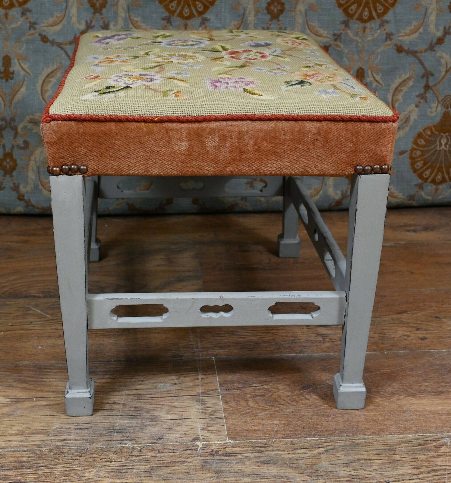 photo vintage Painted Edwardian Stool Tapestry Needlepoint