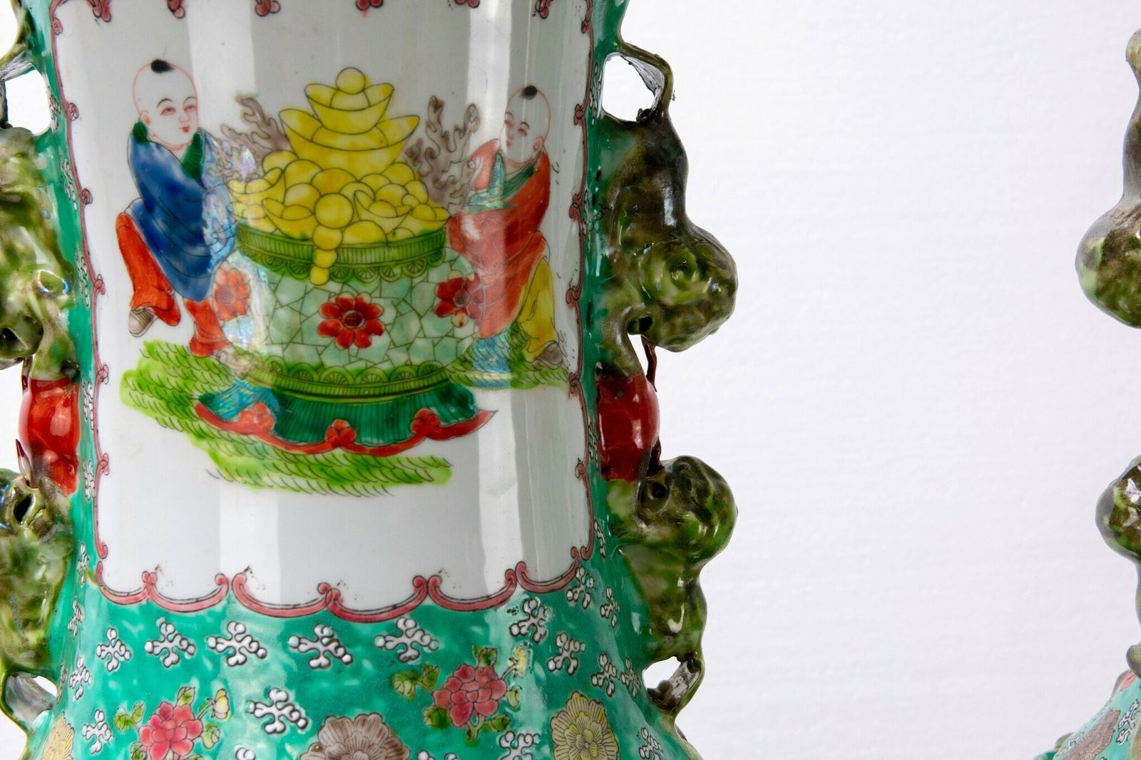 photo vinterior Large Canton Porcelain Urns   Chinese Cantonese Asian Porcelain Vases