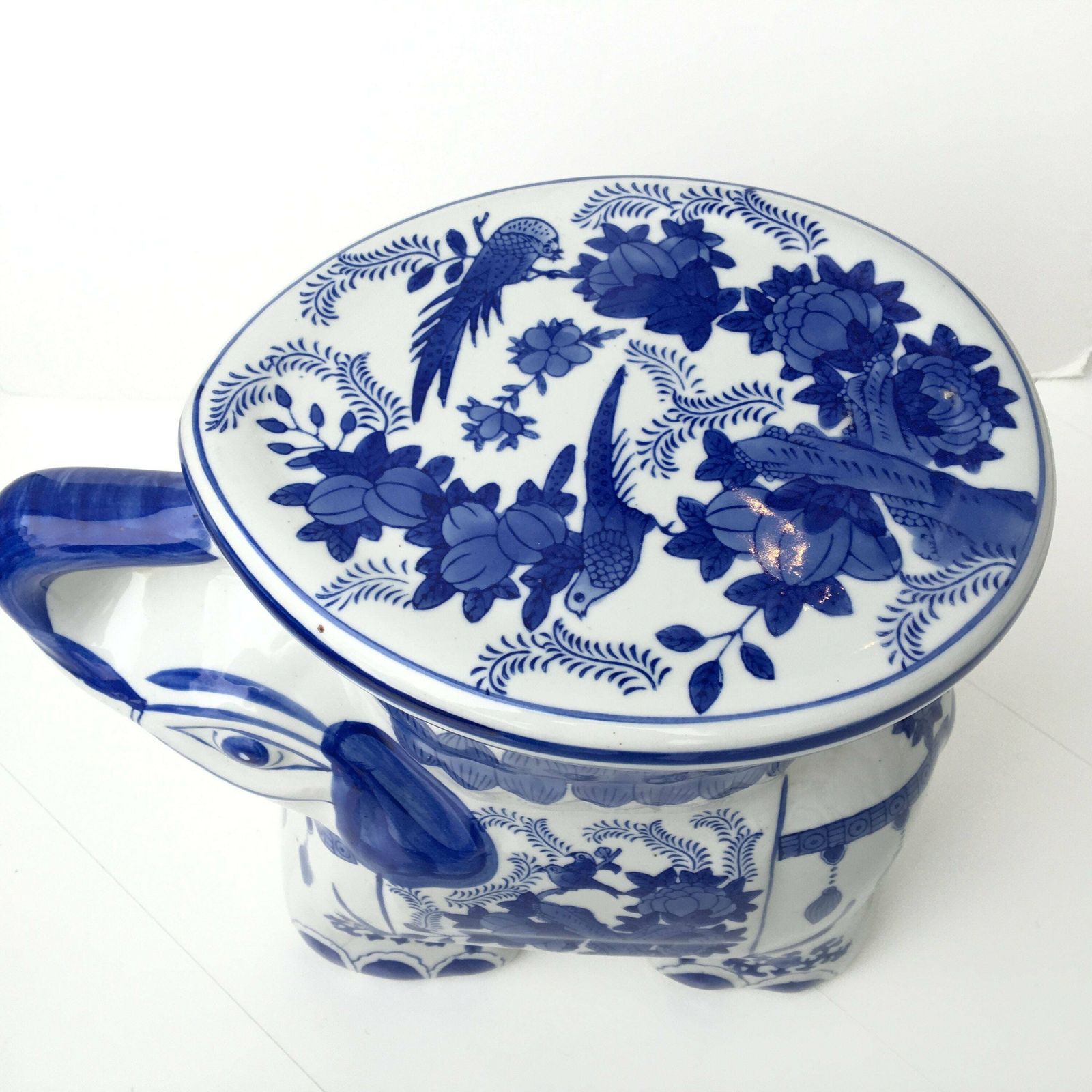 photo furniture Blauw Witte Keramische Olifanten | 2 Tuinkrukjes | Vintage Plantenstandaard