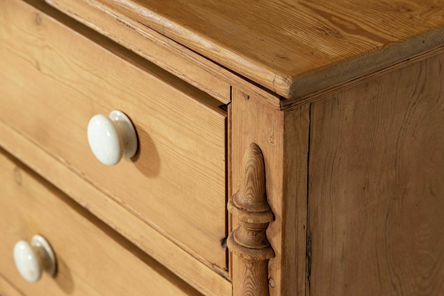 photo vinterior Large English 19thc Pine Dresser